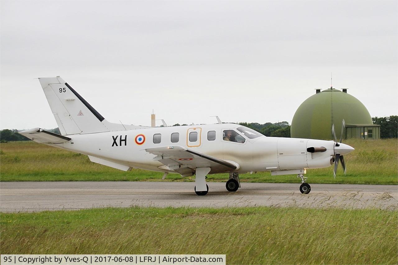 95, Socata TBM-700A C/N 95, Socata TBM-700A, Taxiing to holding point rwy 26, Landivisiau Naval Air Base (LFRJ) Tiger Meet 2017
