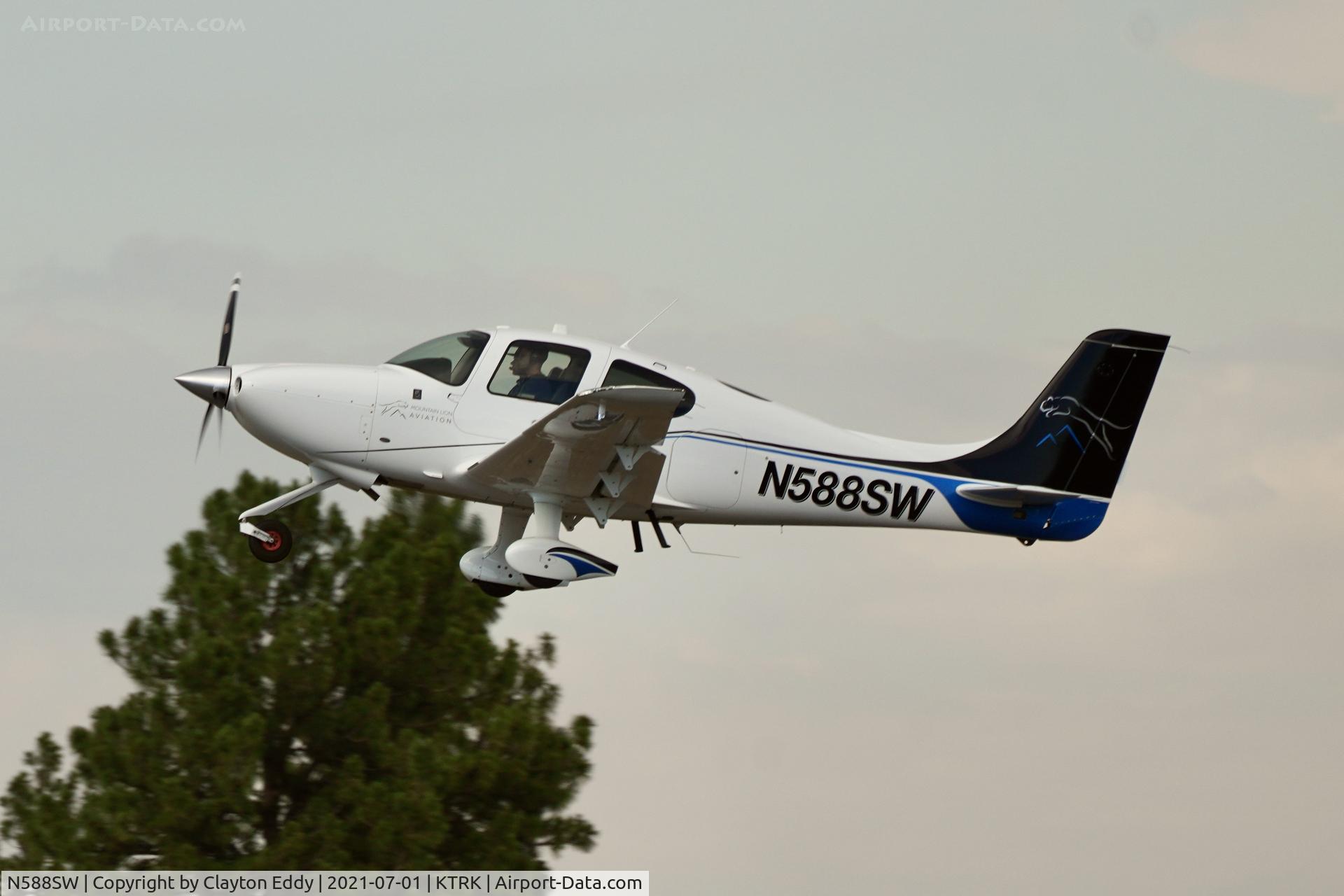 N588SW, 2018 Cirrus SR20 C/N 2449, Truckee airport California 2021.