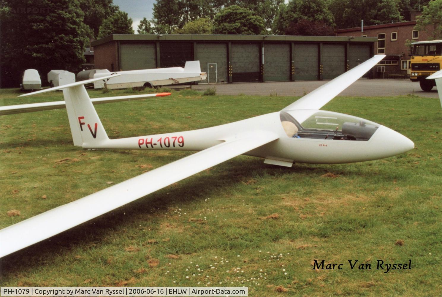 PH-1079, Rolladen-Schneider LS-4a C/N 4426, At Leeuwarden.