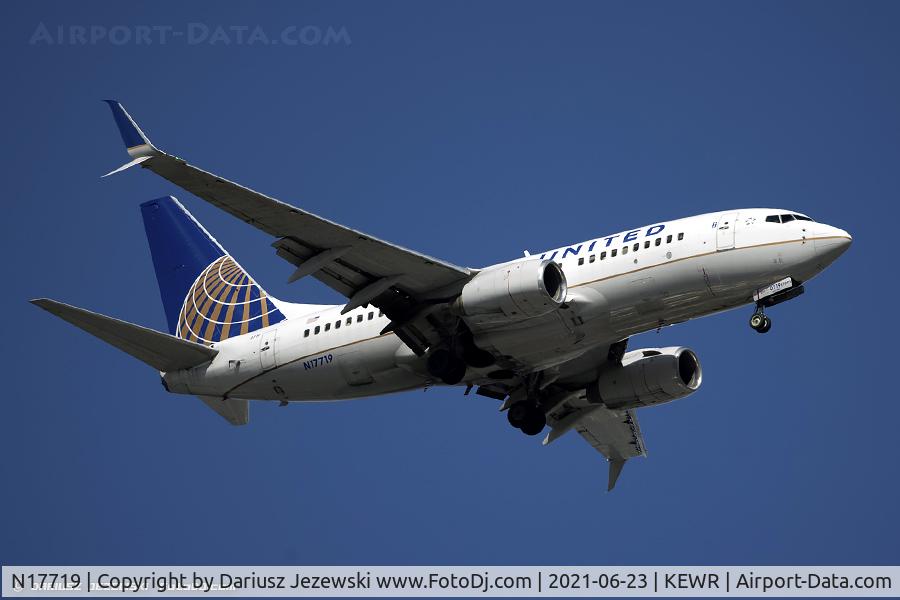 N17719, 1999 Boeing 737-724 C/N 28938, Boeing 737-724 - United Airlines  C/N 28938, N17719