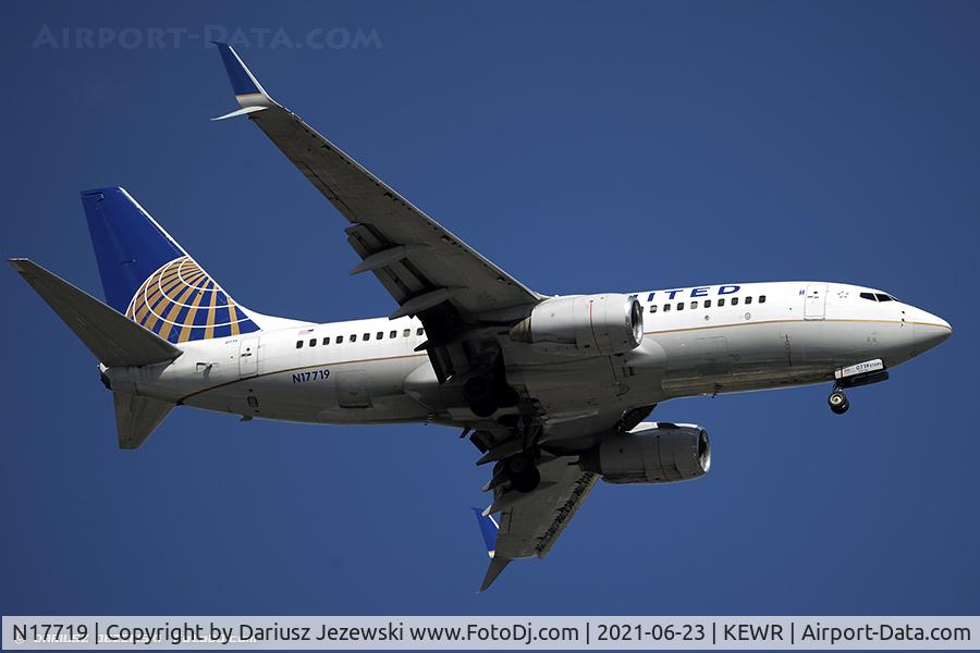 N17719, 1999 Boeing 737-724 C/N 28938, Boeing 737-724 - United Airlines  C/N 28938, N17719