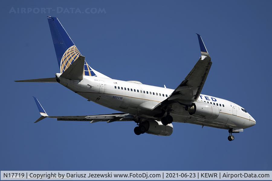 N17719, 1999 Boeing 737-724 C/N 28938, Boeing 737-724 - United Airlines  C/N 28938, N17719