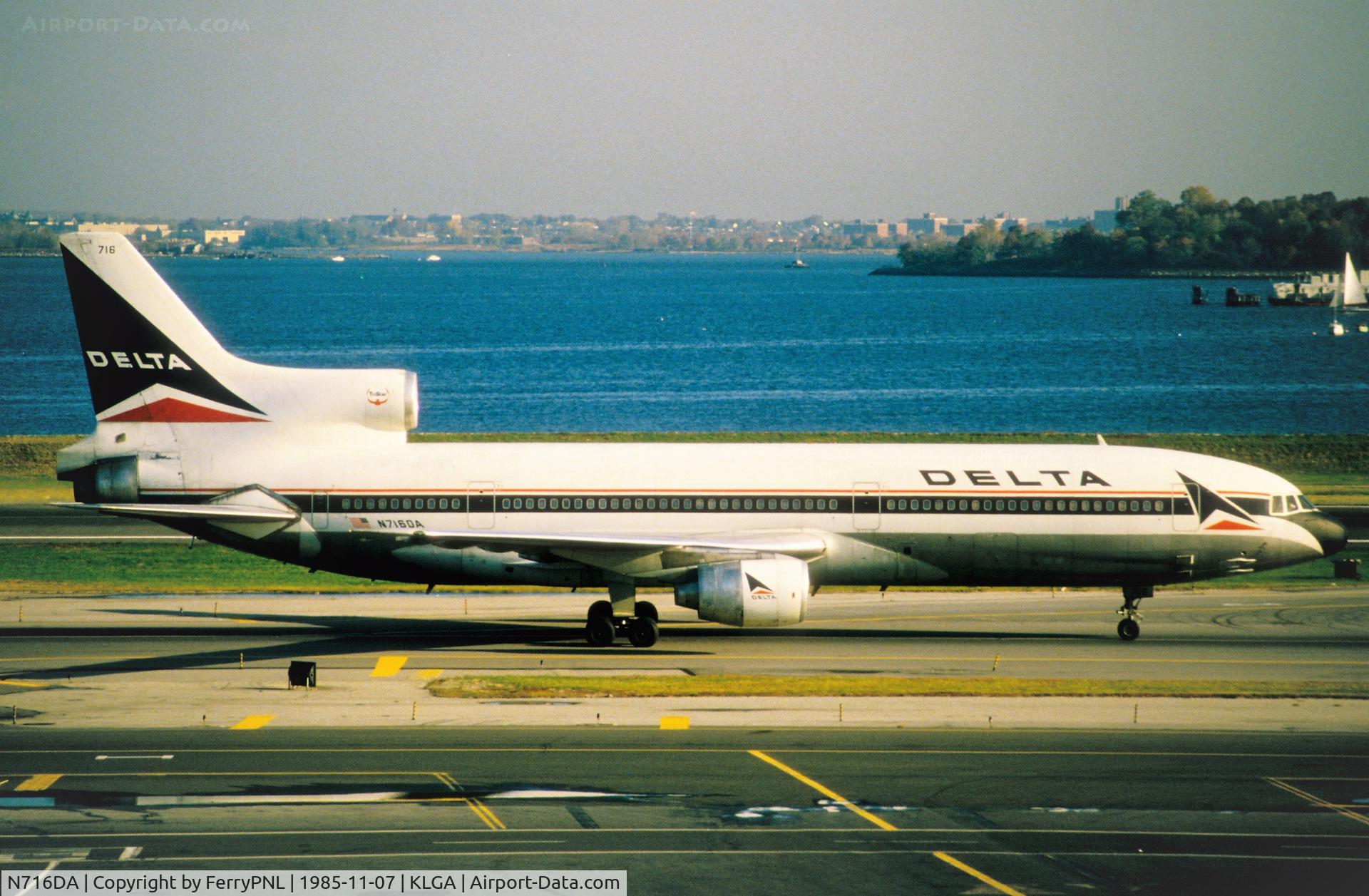N716DA, 1974 Lockheed L-1011-385-1 TriStar 1 C/N 193C-1095, Delta TriStar taxying past