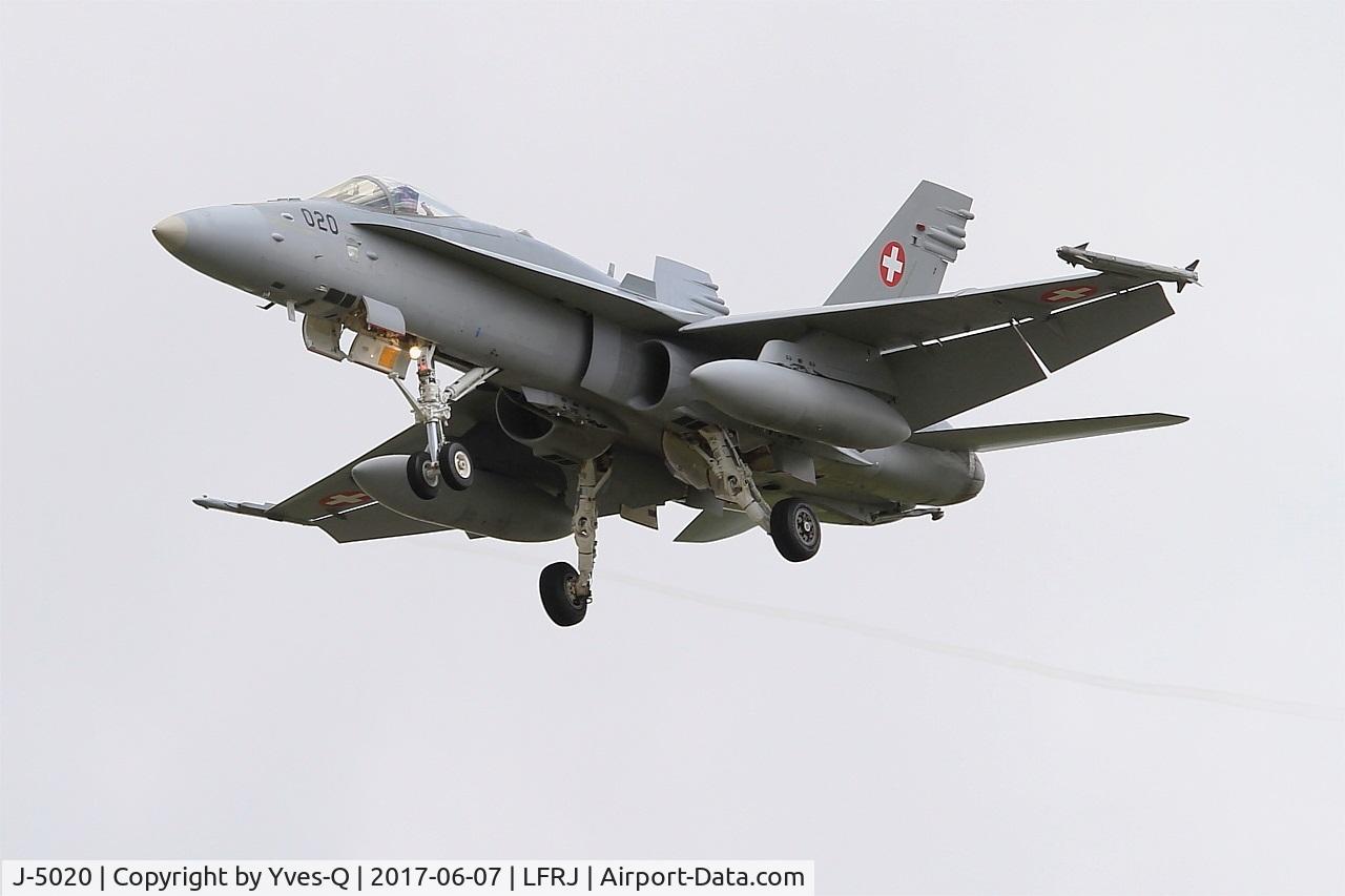 J-5020, McDonnell Douglas F/A-18C Hornet C/N 1369/SFC020, McDonnell Douglas FA-18C Hornet, Short approach rwy 26, Landivisiau Naval Air Base (LFRJ) Tiger Meet 2017