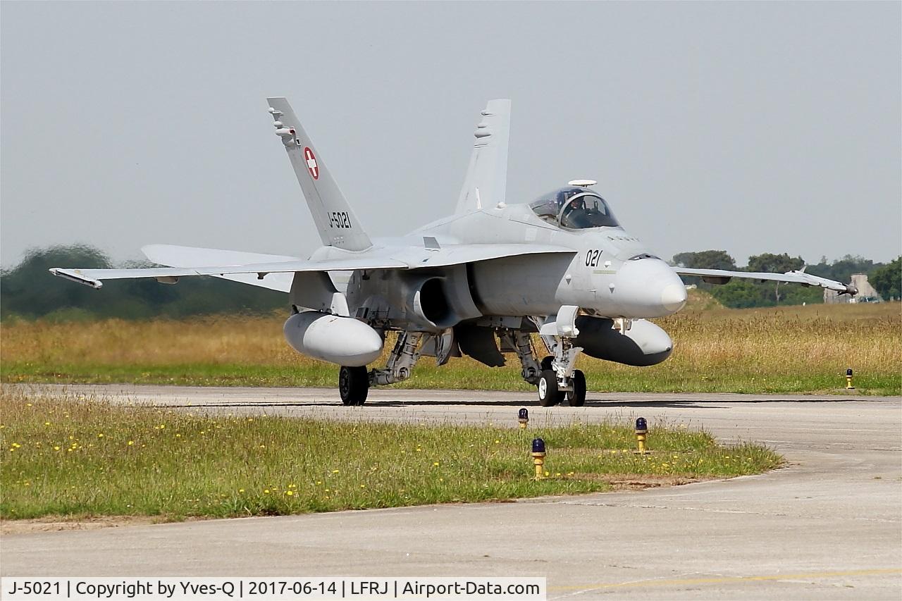 J-5021, McDonnell Douglas F/A-18C Hornet C/N 1370/SFC021, McDonnell Douglas FA-18C Hornet, Taxiing to flight-line, Landivisiau Naval Air Base (LFRJ) Tiger Meet 2017