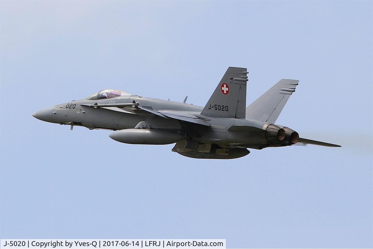 J-5020, McDonnell Douglas F/A-18C Hornet C/N 1369/SFC020, McDonnell Douglas FA-18C Hornet, Climbing from rwy 08, Landivisiau Naval Air Base (LFRJ) Tiger Meet 2017