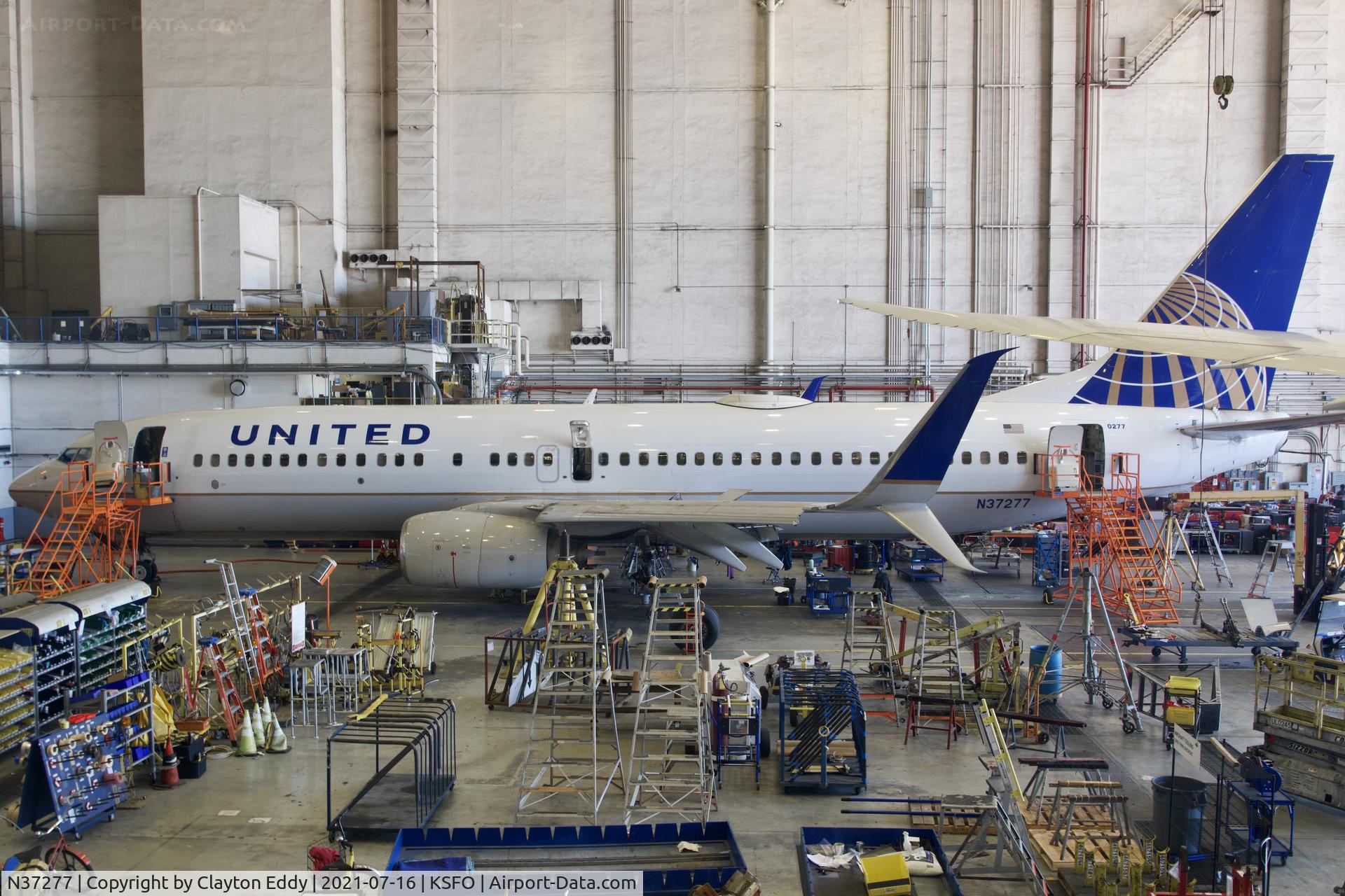 N37277, 2002 Boeing 737-824 C/N 31595, SFO 2021.