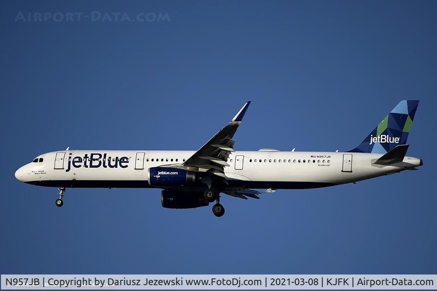 N957JB, 2015 Airbus A321-231 C/N 6809, Airbus A321-231  