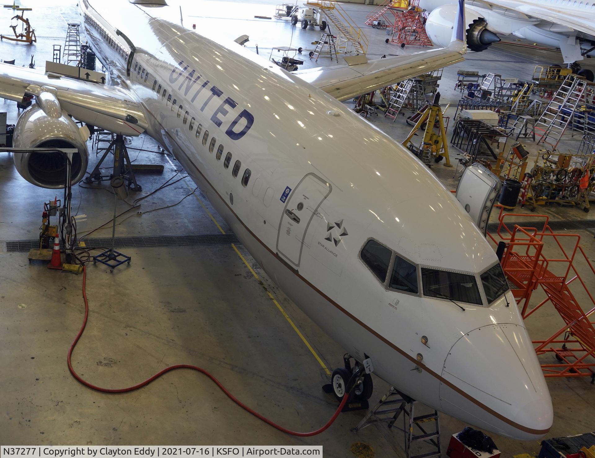 N37277, 2002 Boeing 737-824 C/N 31595, SFO 2021.