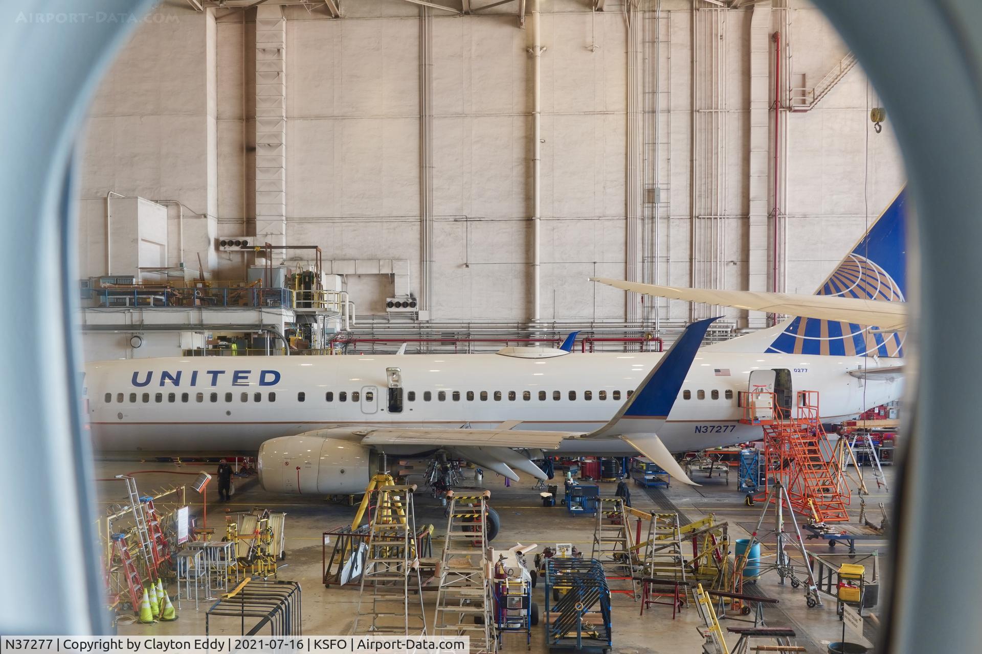 N37277, 2002 Boeing 737-824 C/N 31595, SFO 2021.