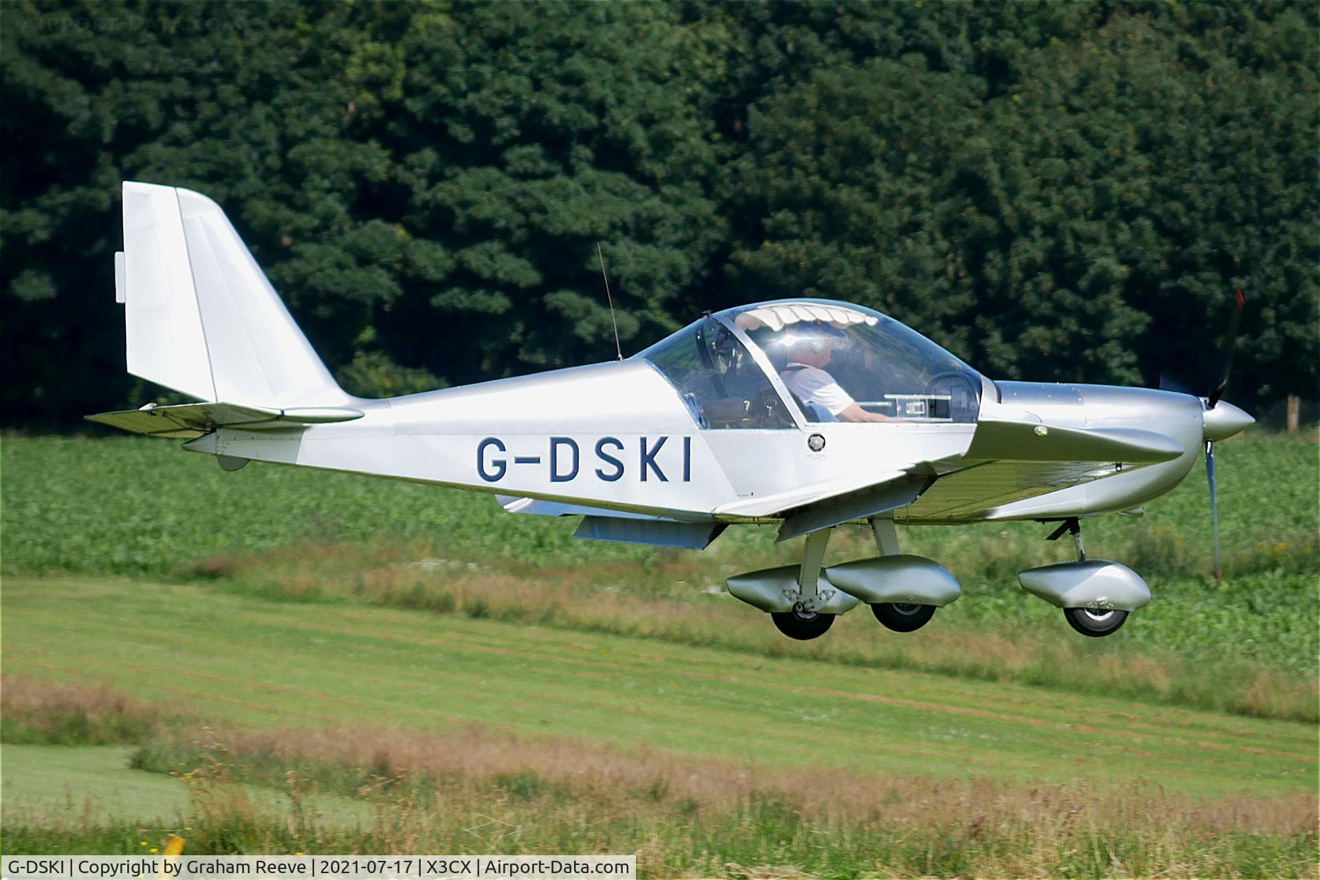 G-DSKI, 2005 Aerotechnik EV-97 Eurostar C/N PFA 315-14088, Landing at Northrepps.