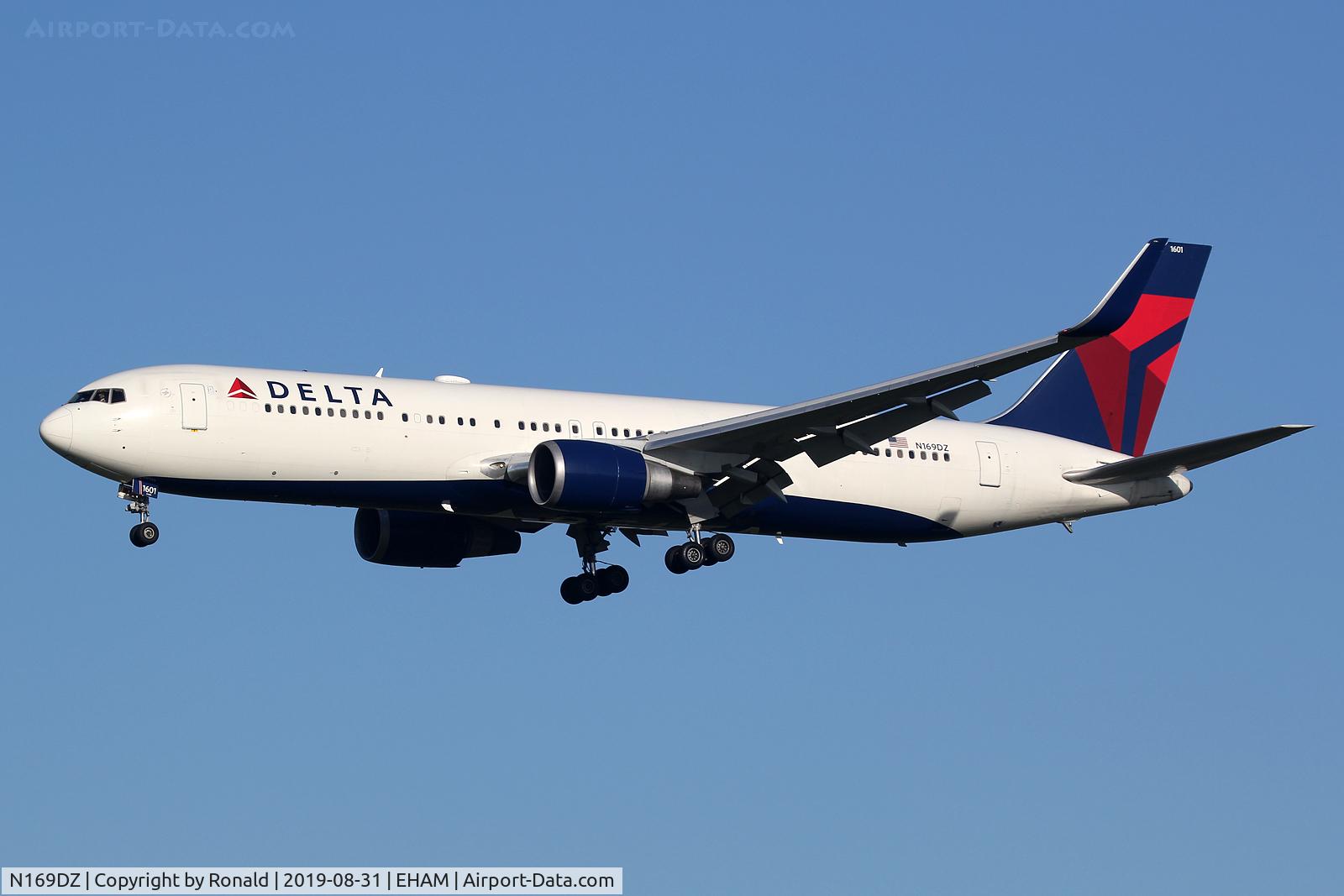 N169DZ, 1998 Boeing 767-332 C/N 29689, at spl