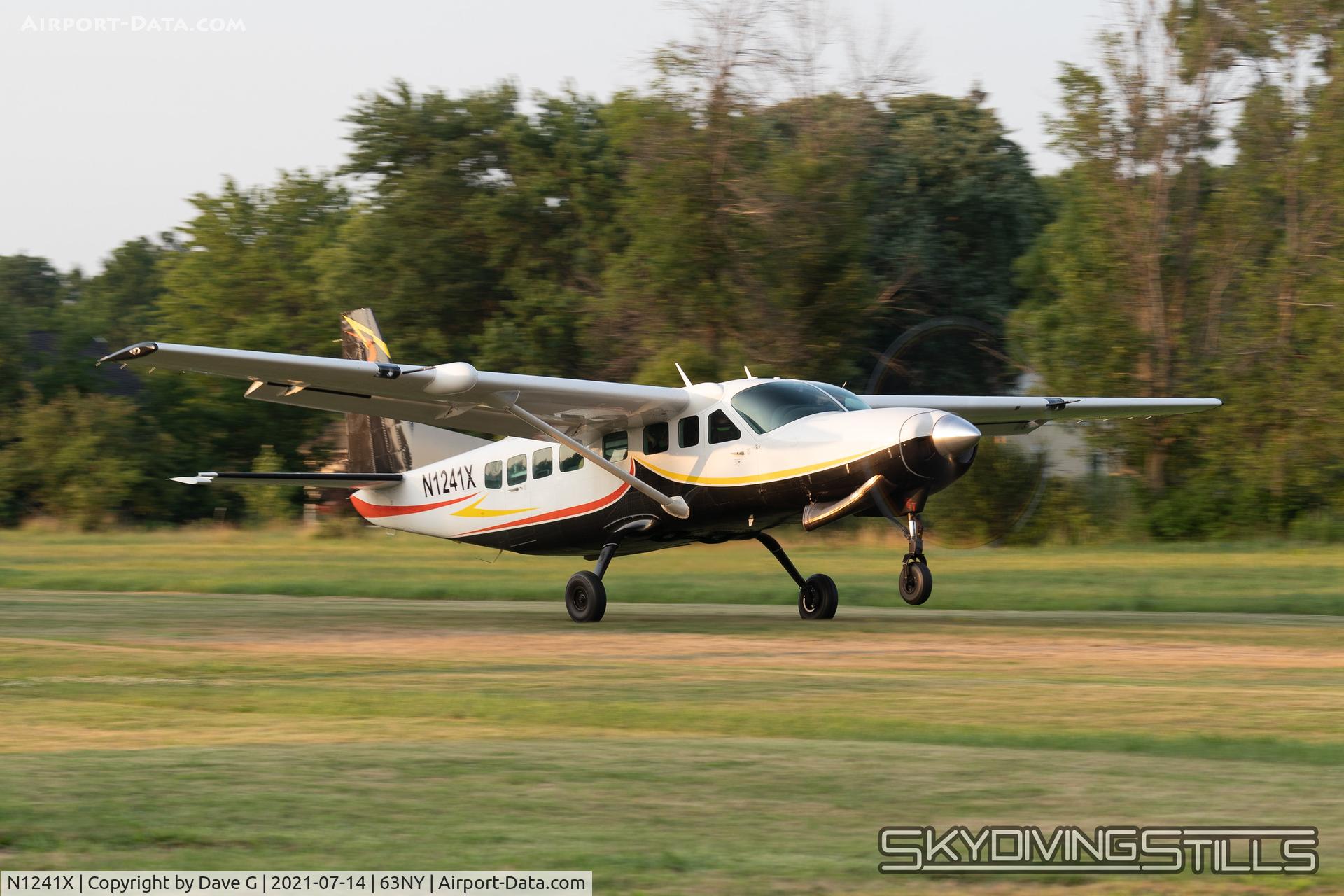 N1241X, 1998 Cessna 208B C/N 208B0657, Soft field takeoff at Skydive the Falls.
