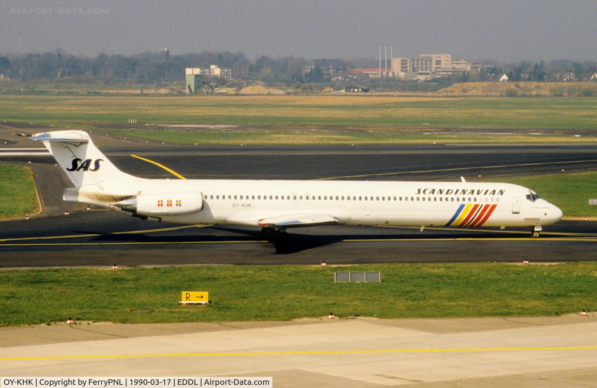 OY-KHK, 1989 McDonnell Douglas MD-82 (DC-9-82) C/N 49910, SAS MD82 taxyiing