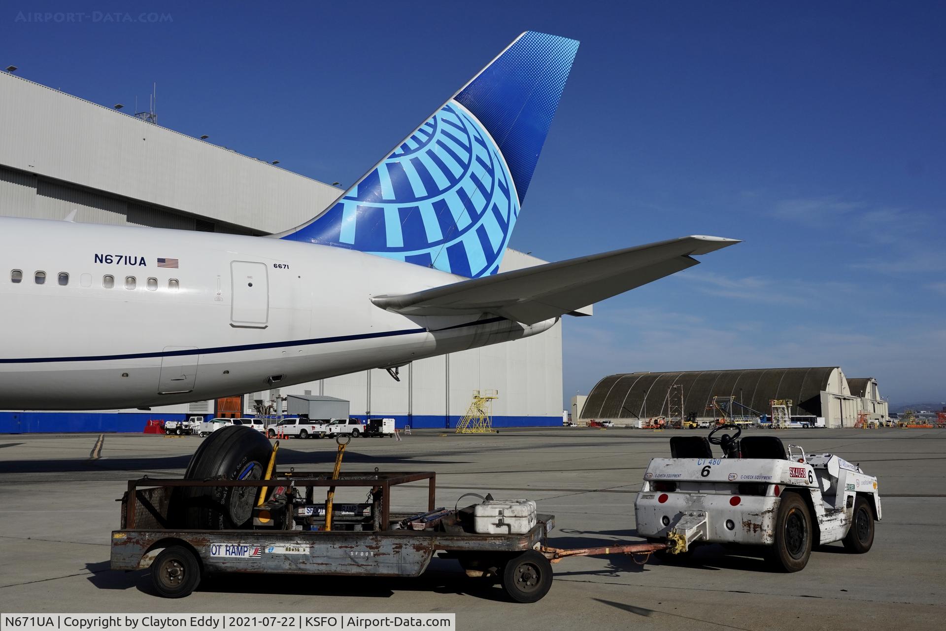 N671UA, 1999 Boeing 767-322 C/N 30026, SFO 2021.