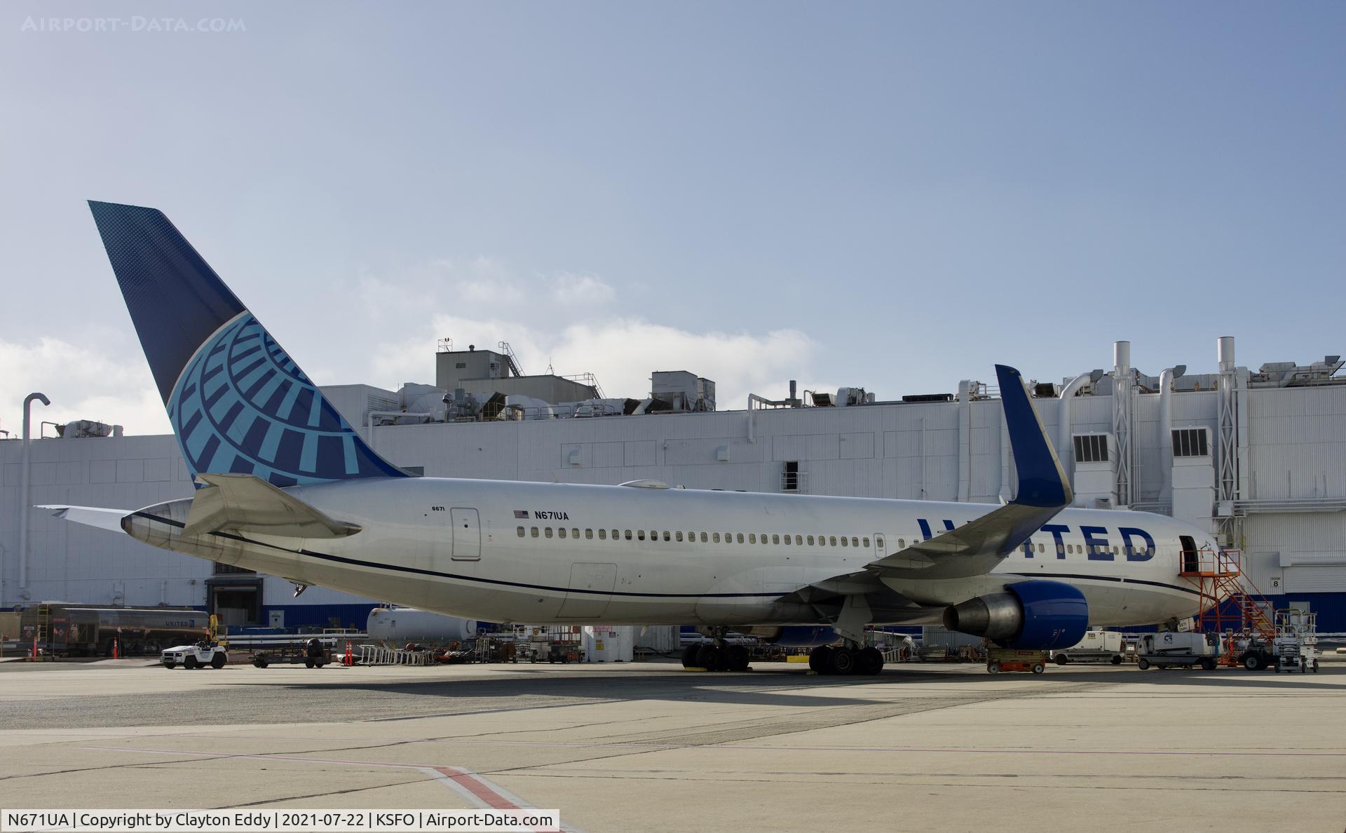 N671UA, 1999 Boeing 767-322 C/N 30026, SFO 2021.