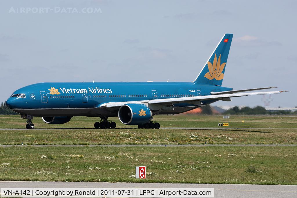 VN-A142, 2003 Boeing 777-2Q8/ER C/N 32701, at cdg