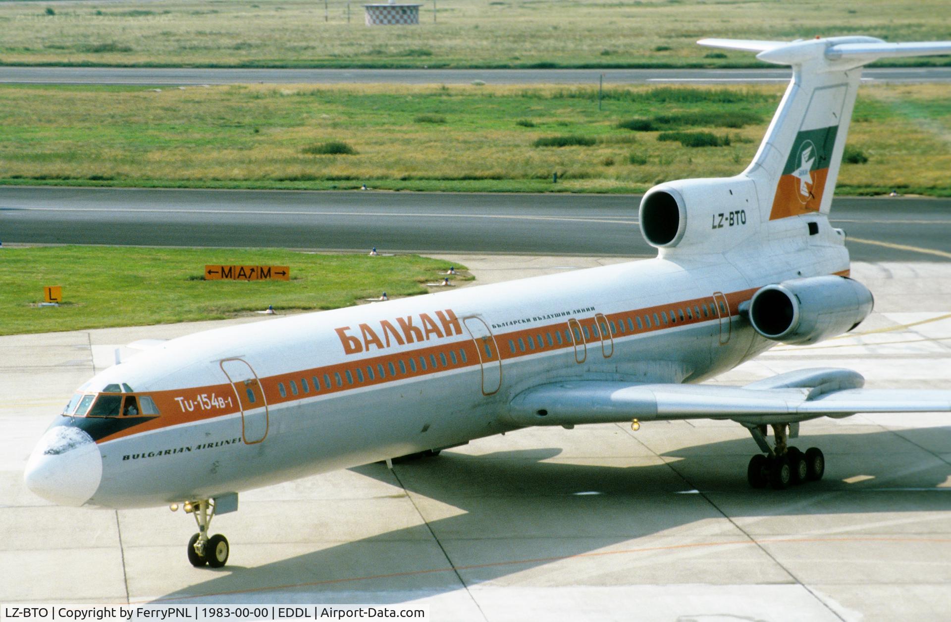 LZ-BTO, 1978 Tupolev Tu-154B-1 C/N 78A258, Balkan Tu154 pulling into its assigned gate