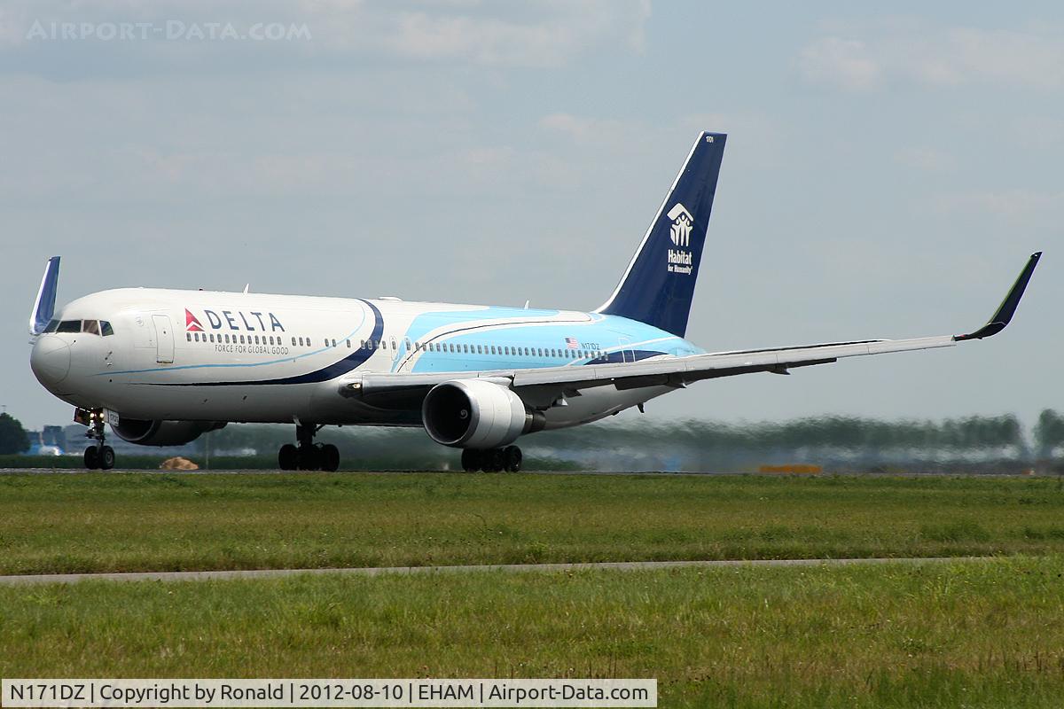N171DZ, 1998 Boeing 767-332 C/N 29690, at spl