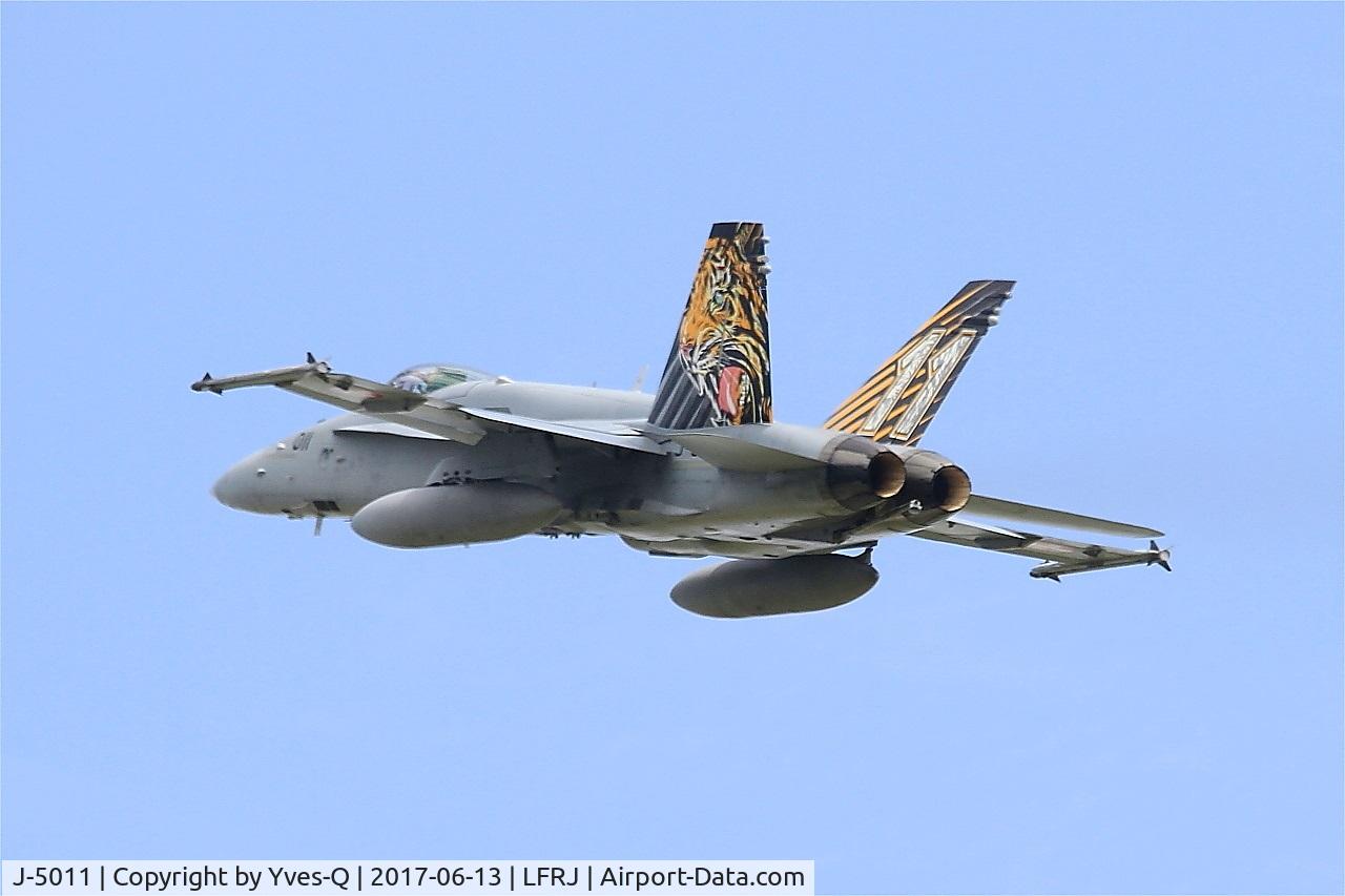 J-5011, McDonnell Douglas F/A-18C Hornet C/N 1351, McDonnell Douglas FA-18C Hornet, Climbing from rwy 26, Landivisiau Naval Air Base (LFRJ) Tiger Meet 2017
