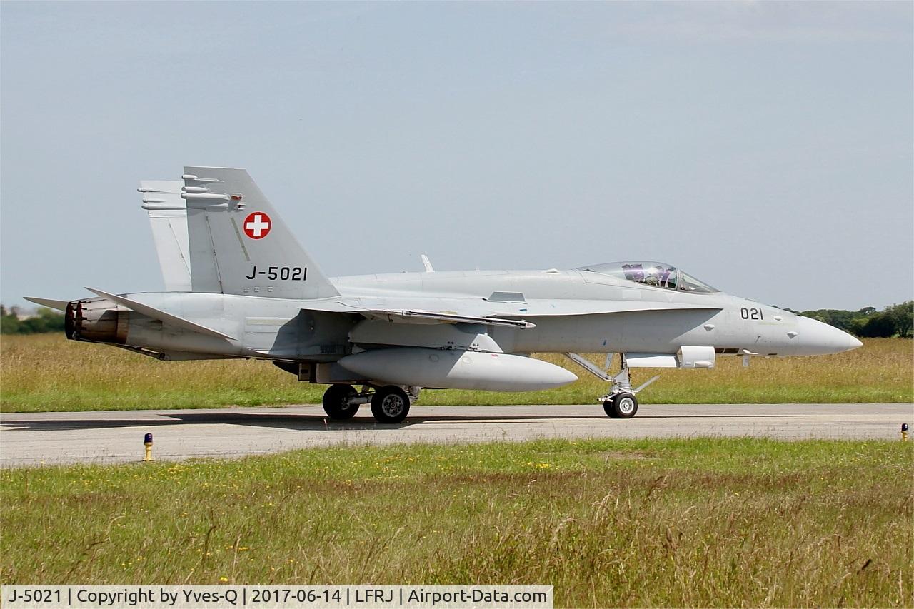 J-5021, McDonnell Douglas F/A-18C Hornet C/N 1370/SFC021, McDonnell Douglas FA-18C Hornet, Taxiing to flight-line, Landivisiau Naval Air Base (LFRJ) Tiger Meet 2017
