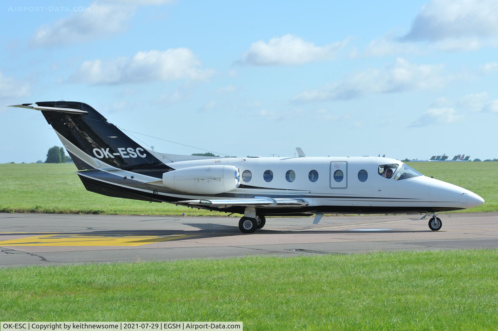 OK-ESC, 2000 Raytheon Beechjet 400A/Nextant N400XT C/N RK-295, Leaving Norwich.