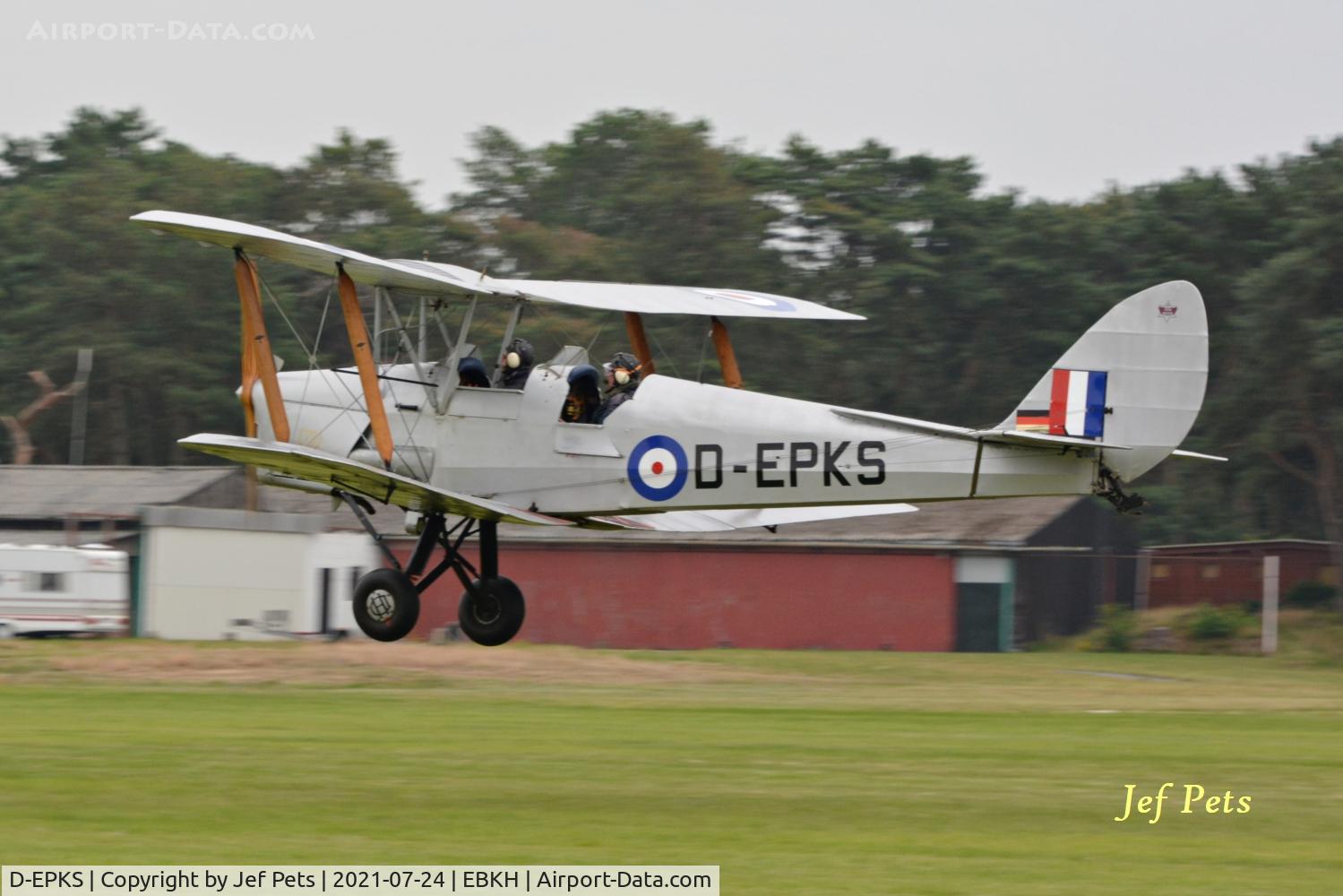 D-EPKS, 1939 De Havilland DH-82A Tiger Moth II C/N 82981, Landing at Keiheuvel.