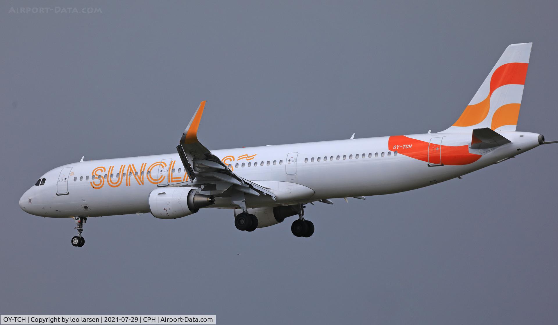 OY-TCH, 2015 Airbus A321-211 C/N 6438, Copenhagen 29.7.2021 Flying into the dark.