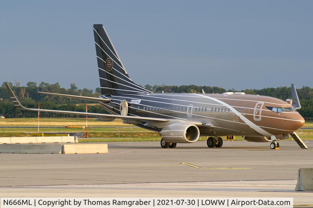 N666ML, 1999 Boeing 737-7BC BBJ C/N 30330, private Boeing 737-700(BBJ)