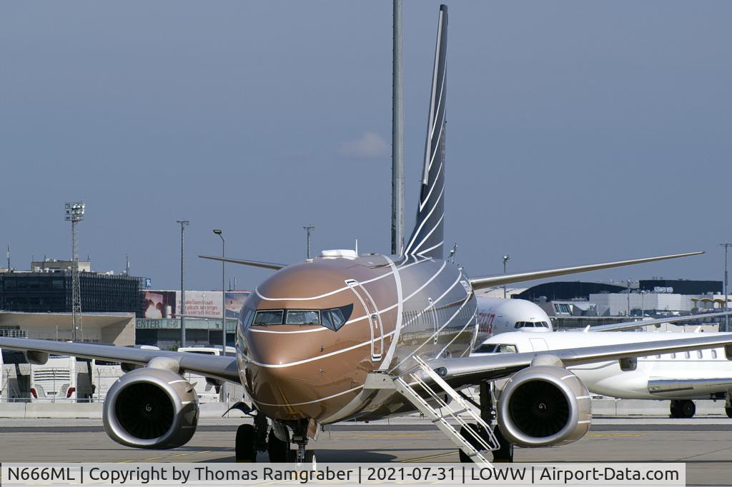 N666ML, 1999 Boeing 737-7BC BBJ C/N 30330, private Boeing 737-700(BBJ)