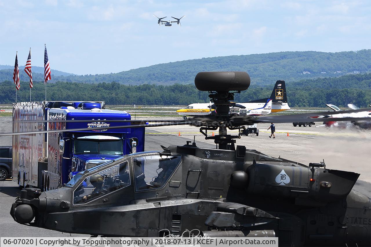 06-07020, 2007 Boeing AH-64D Longbow Apache C/N DUS020, Apache Longbow taxis in as a MV-22B comes in for the overhead