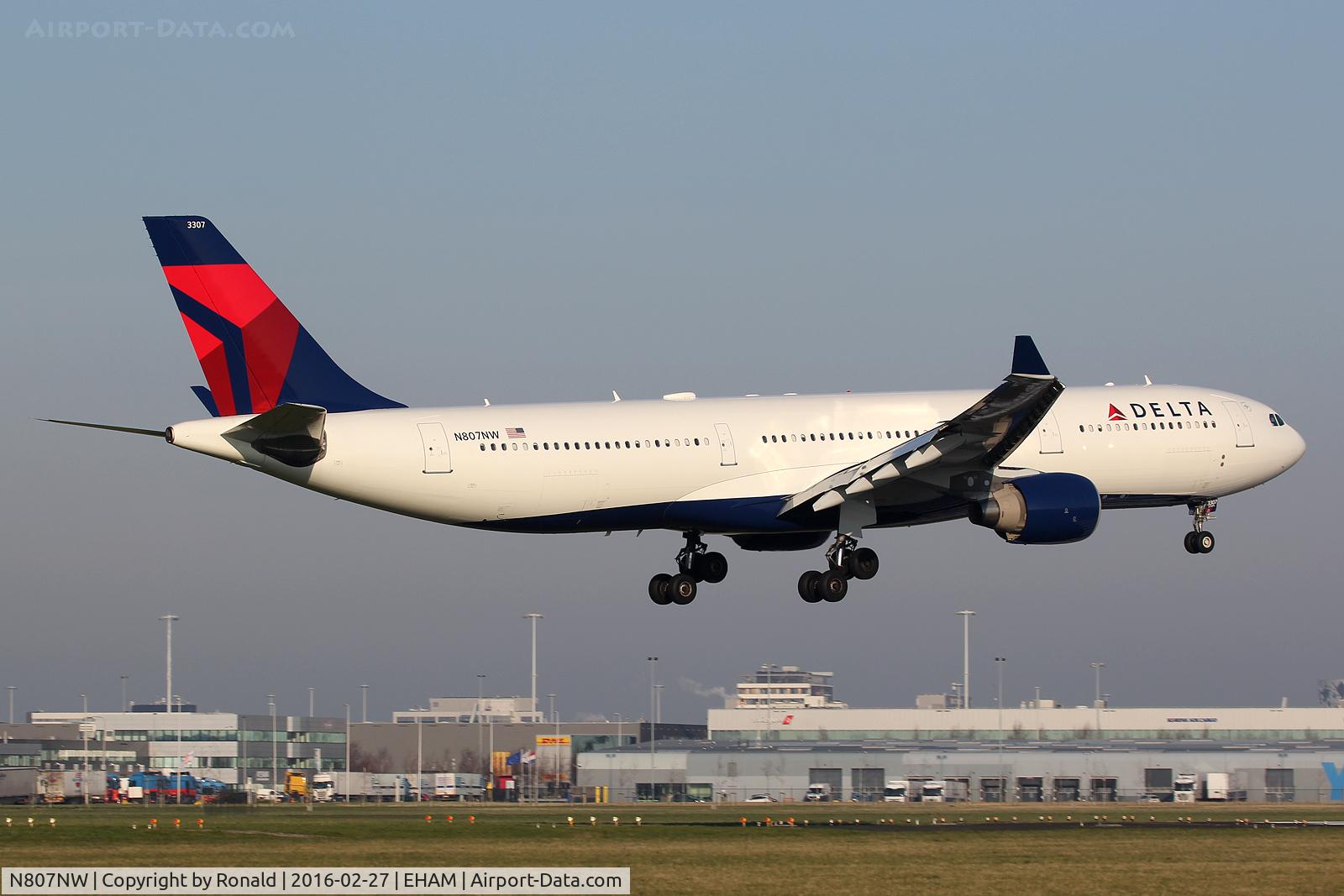 N807NW, 2004 Airbus A330-323 C/N 0588, at spl