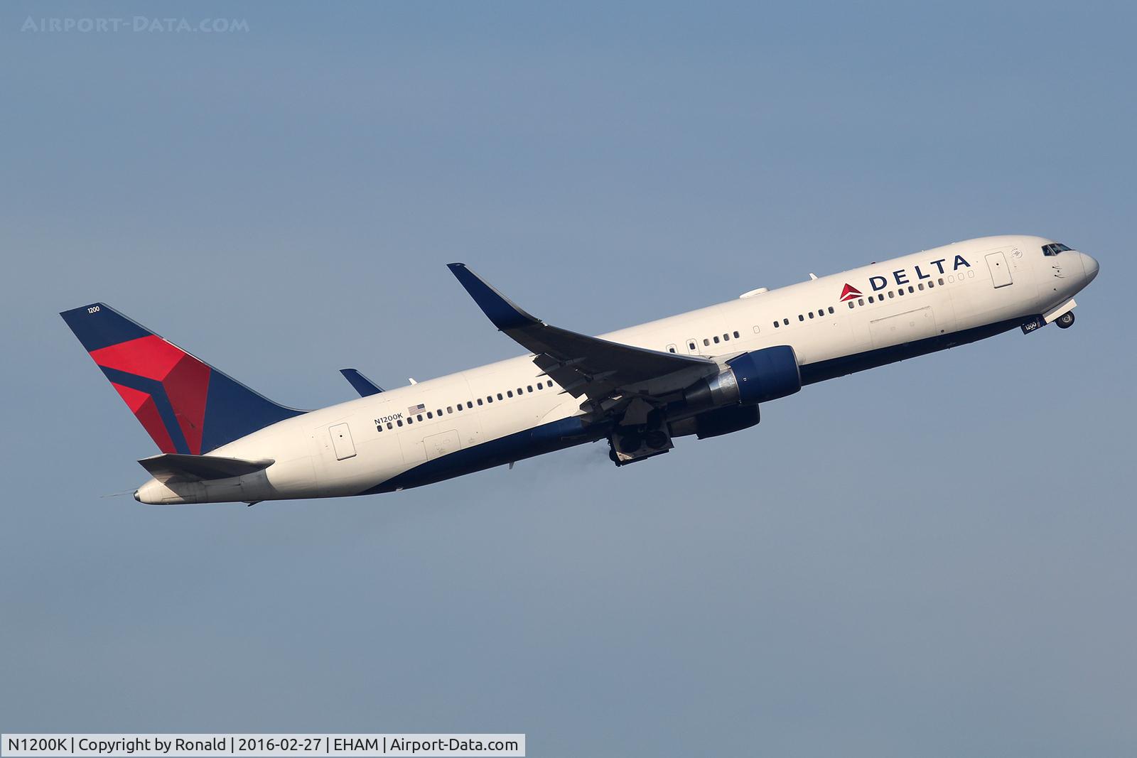 N1200K, 1998 Boeing 767-332 C/N 28457, at spl