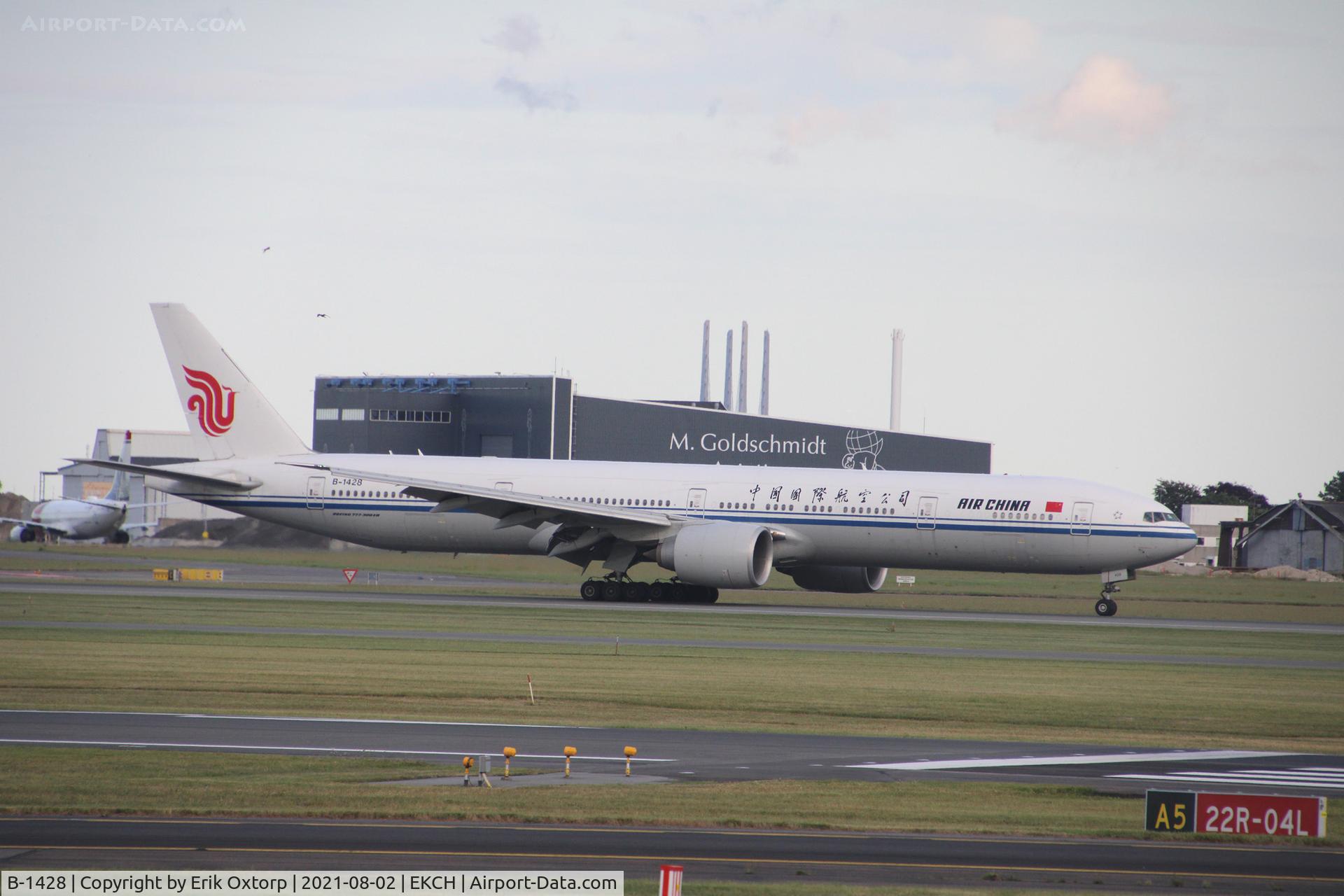 B-1428, 2017 Boeing 777-39LER C/N 63355, B-1428 landed rw 22L