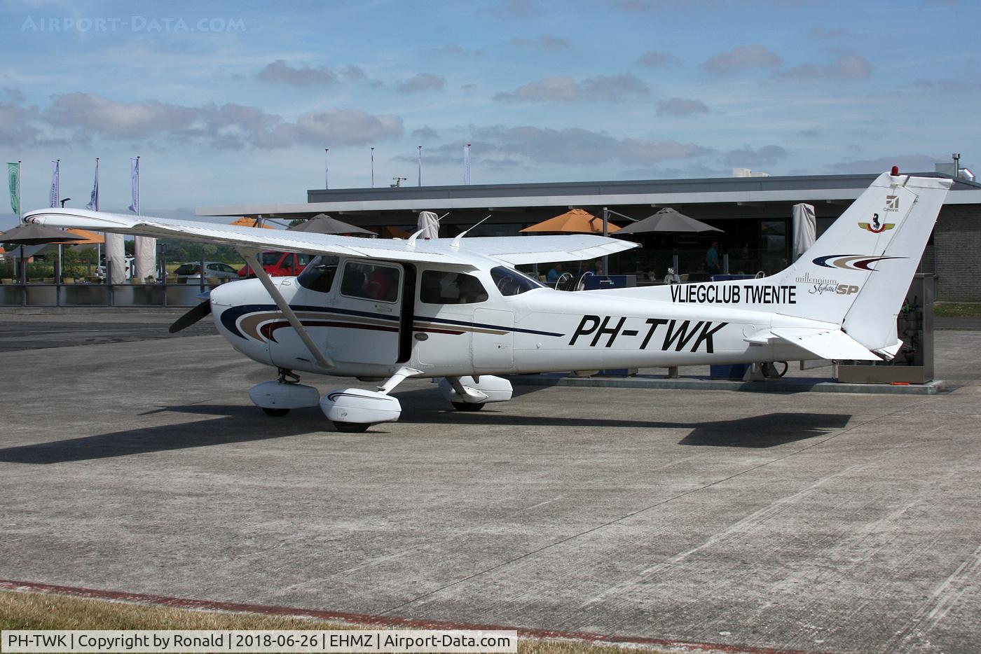 PH-TWK, 2000 Cessna 172S Skyhawk SP C/N 172S8533, at ehmz