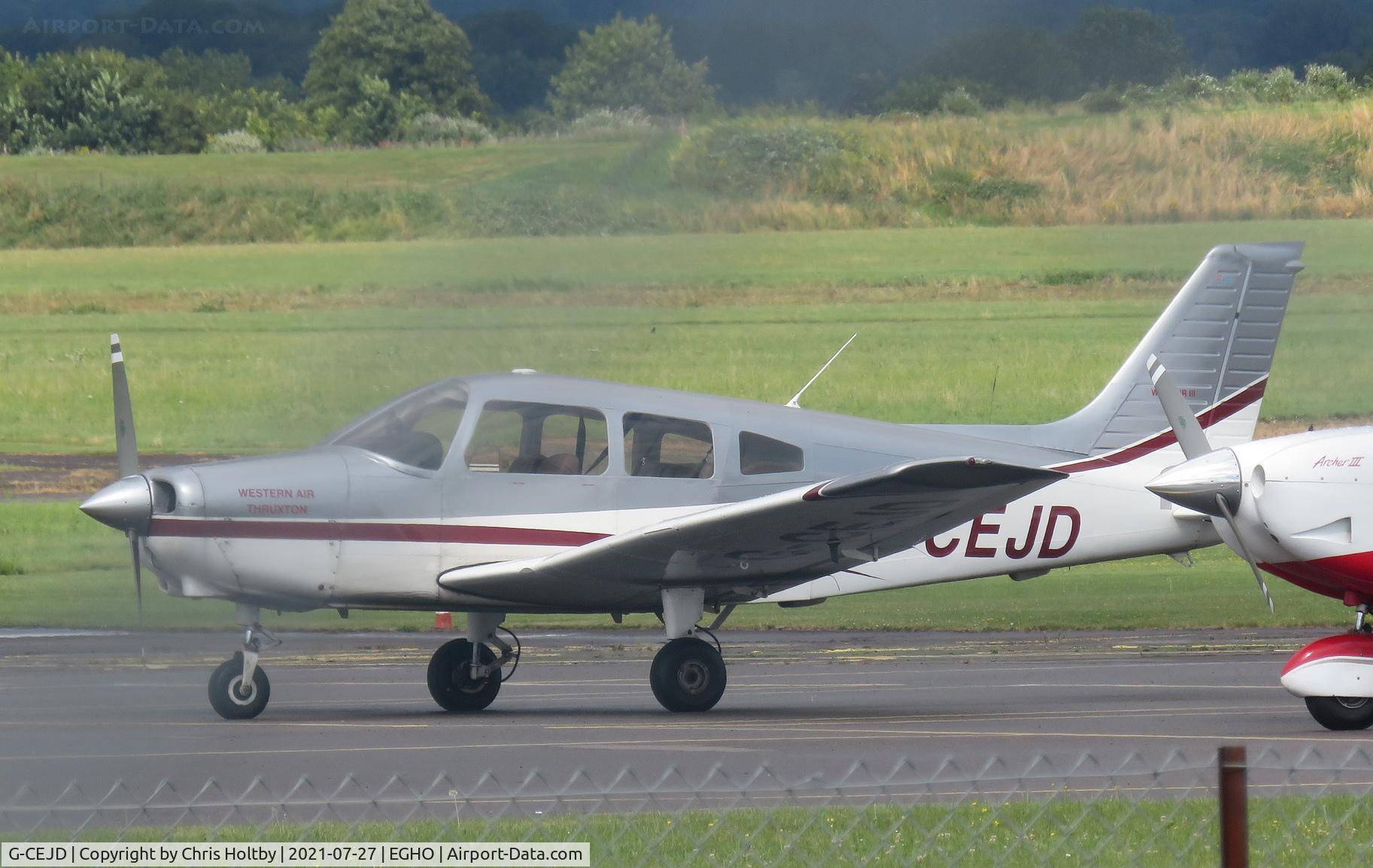 G-CEJD, 2005 Piper PA-28-161 Warrior III C/N 2842244, Landing at Thruxton Airfield