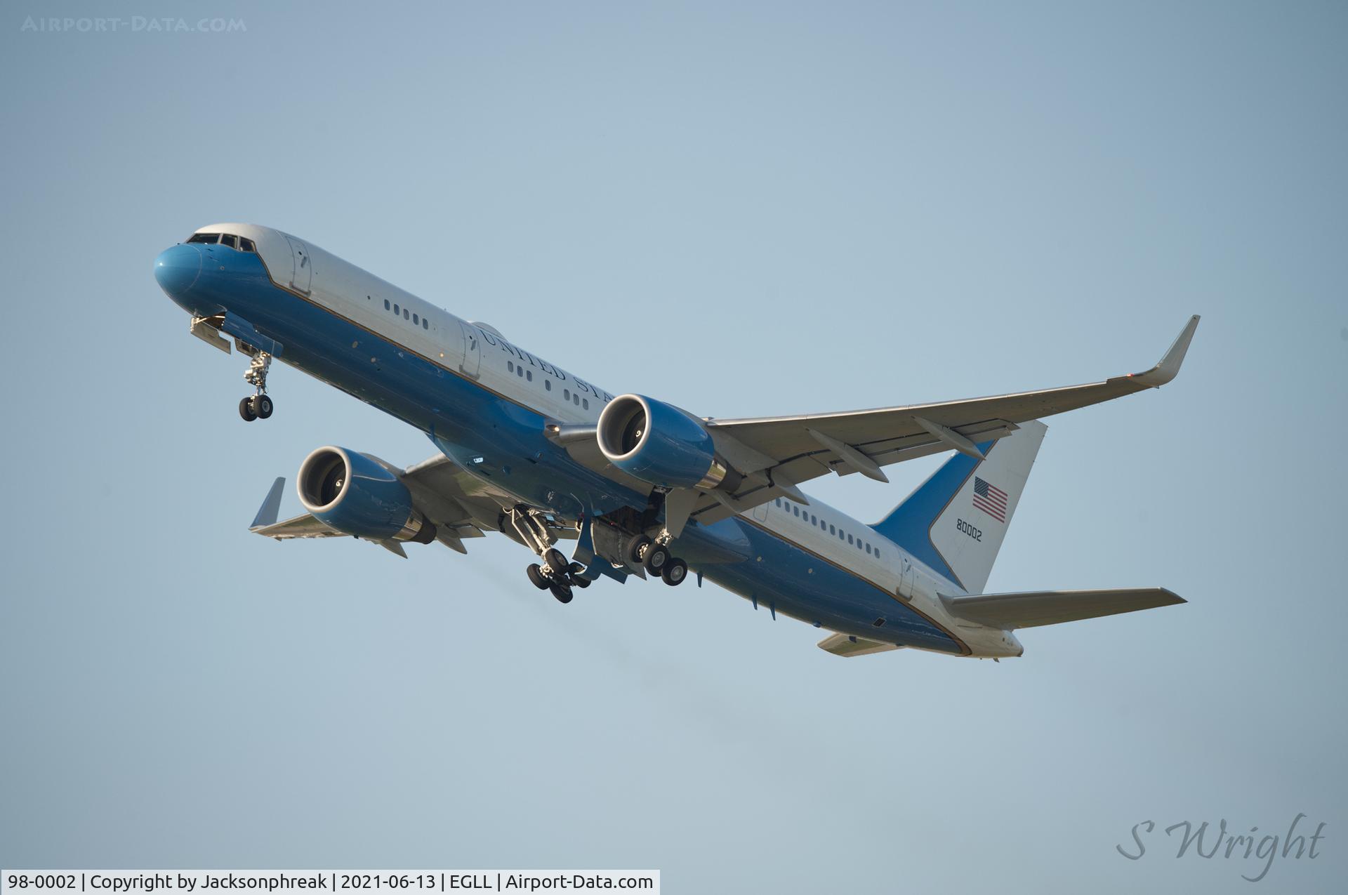 98-0002, 1998 Boeing C-32A (757-200) C/N 29026, Taking off from London Heathrow