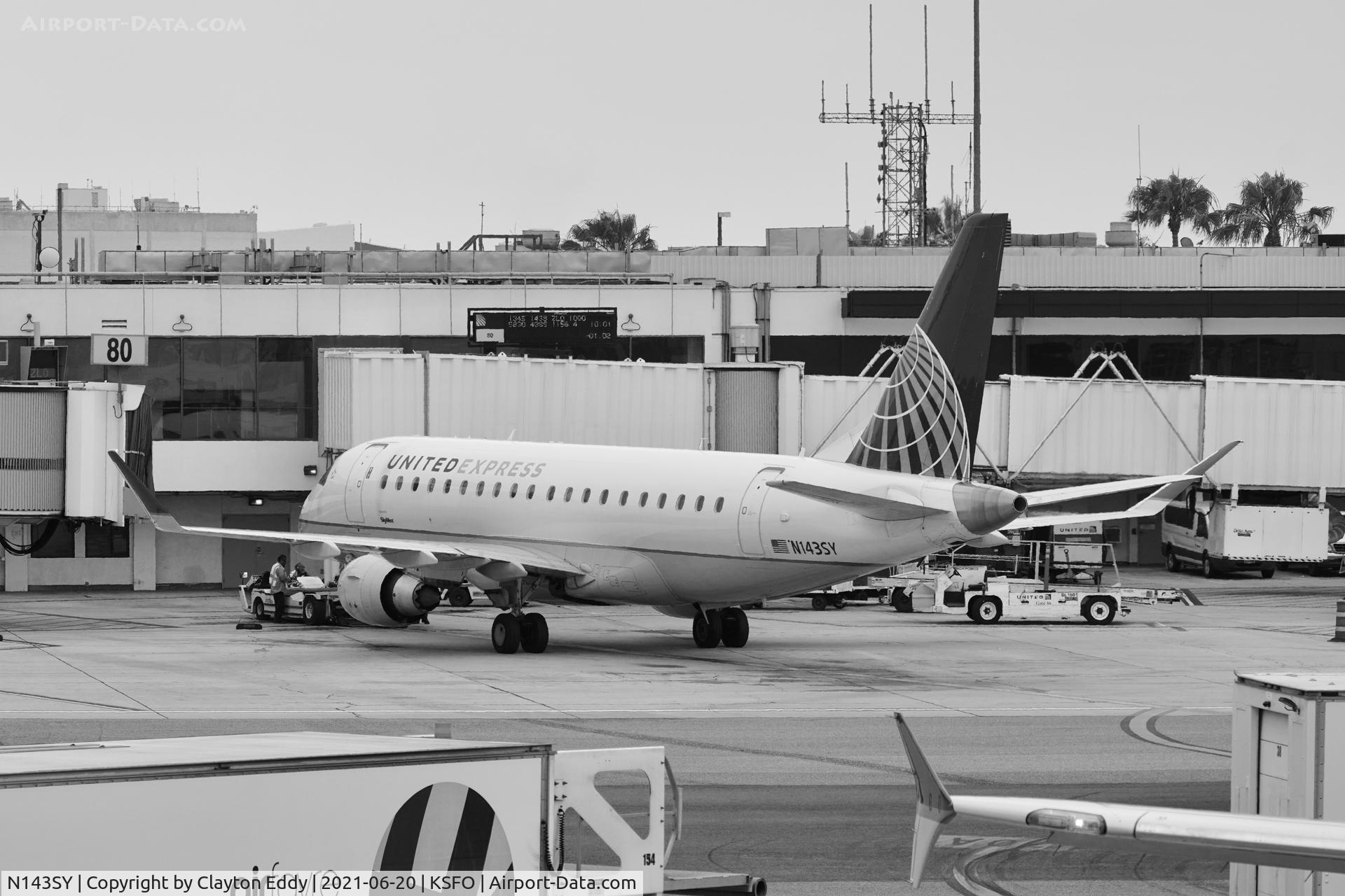 N143SY, 2015 Embraer 175LR (ERJ-170-200LR) C/N 17000476, SFO 2021.