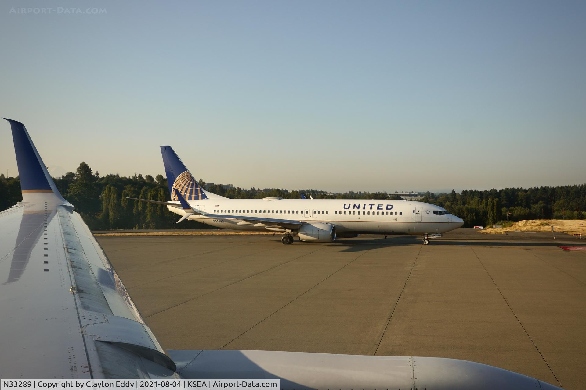 N33289, 2004 Boeing 737-824 C/N 31607, Shot taken From B757 N41140 SEA 2021.