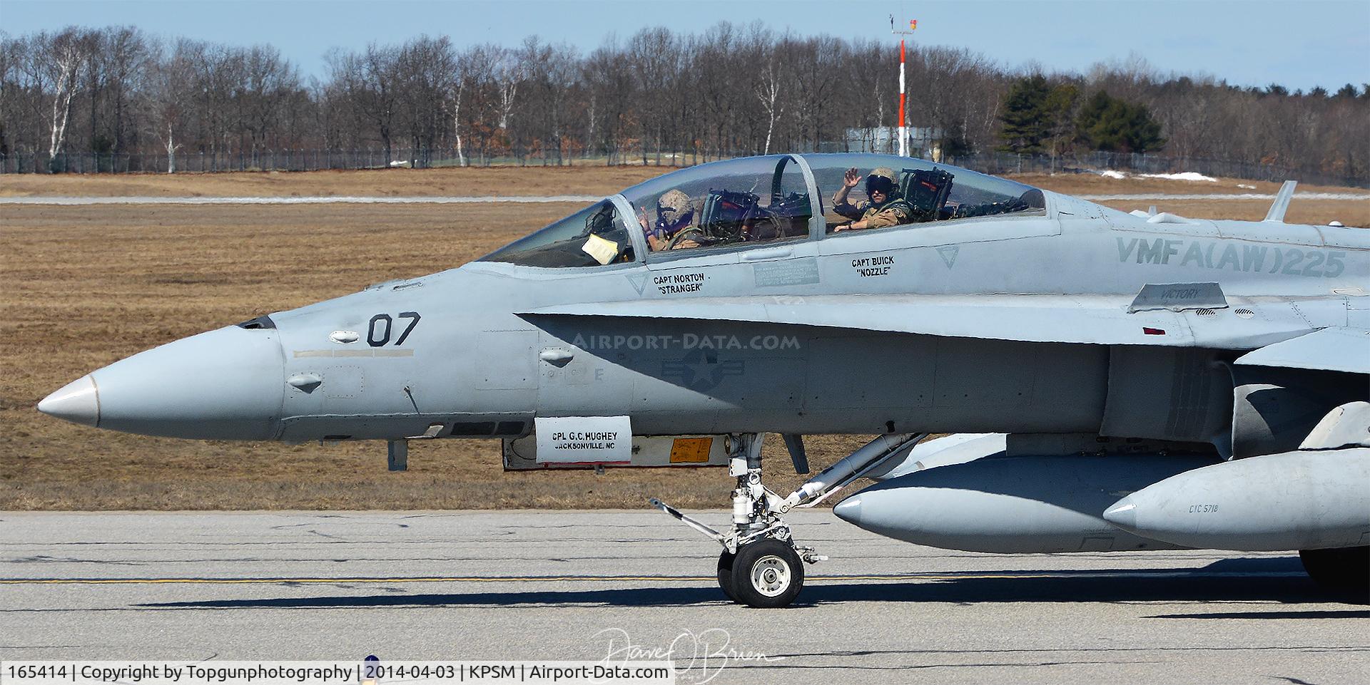 165414, McDonnell Douglas F/A-18D Hornet C/N 1446/D145, RIO waves to the crowd