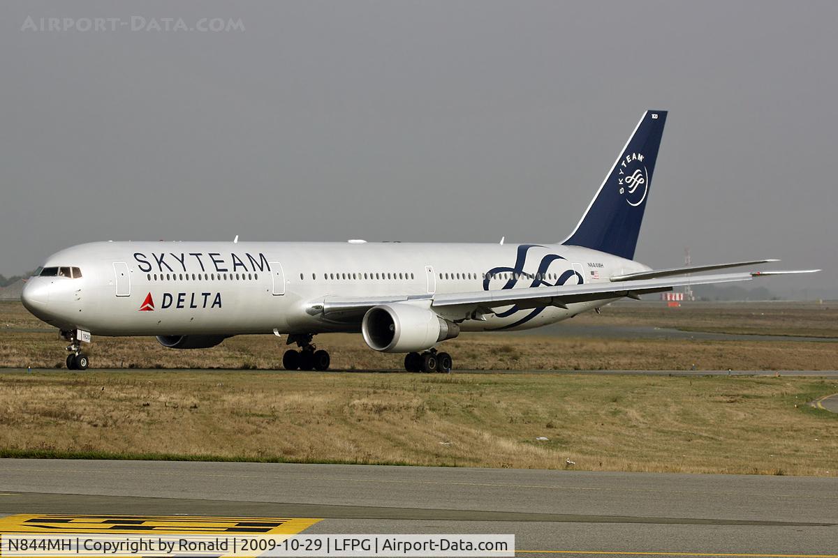 N844MH, 2002 Boeing 767-432/ER C/N 29717, at cdg