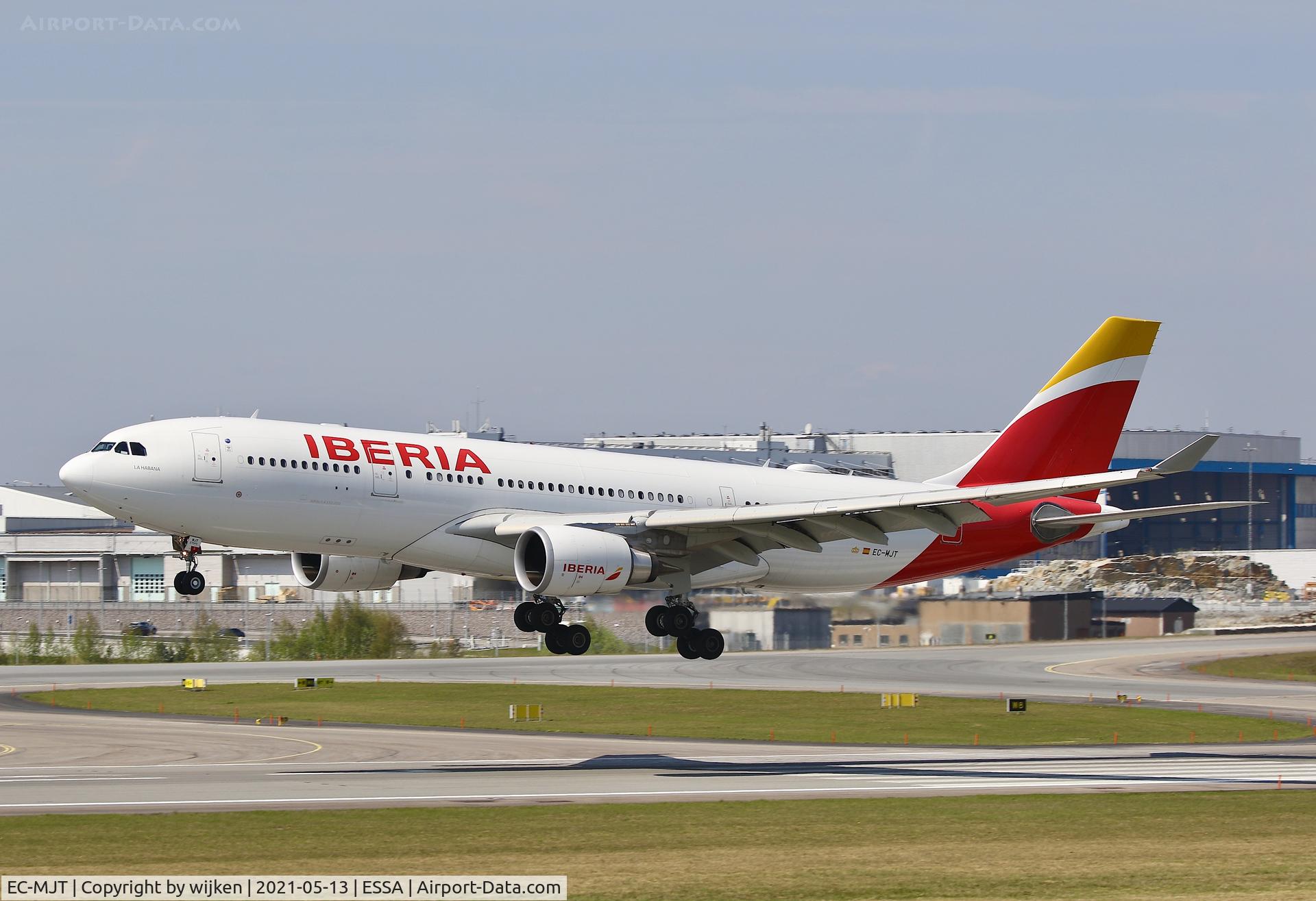 EC-MJT, 2016 Airbus A330-202 C/N 1714, RWY 19L
