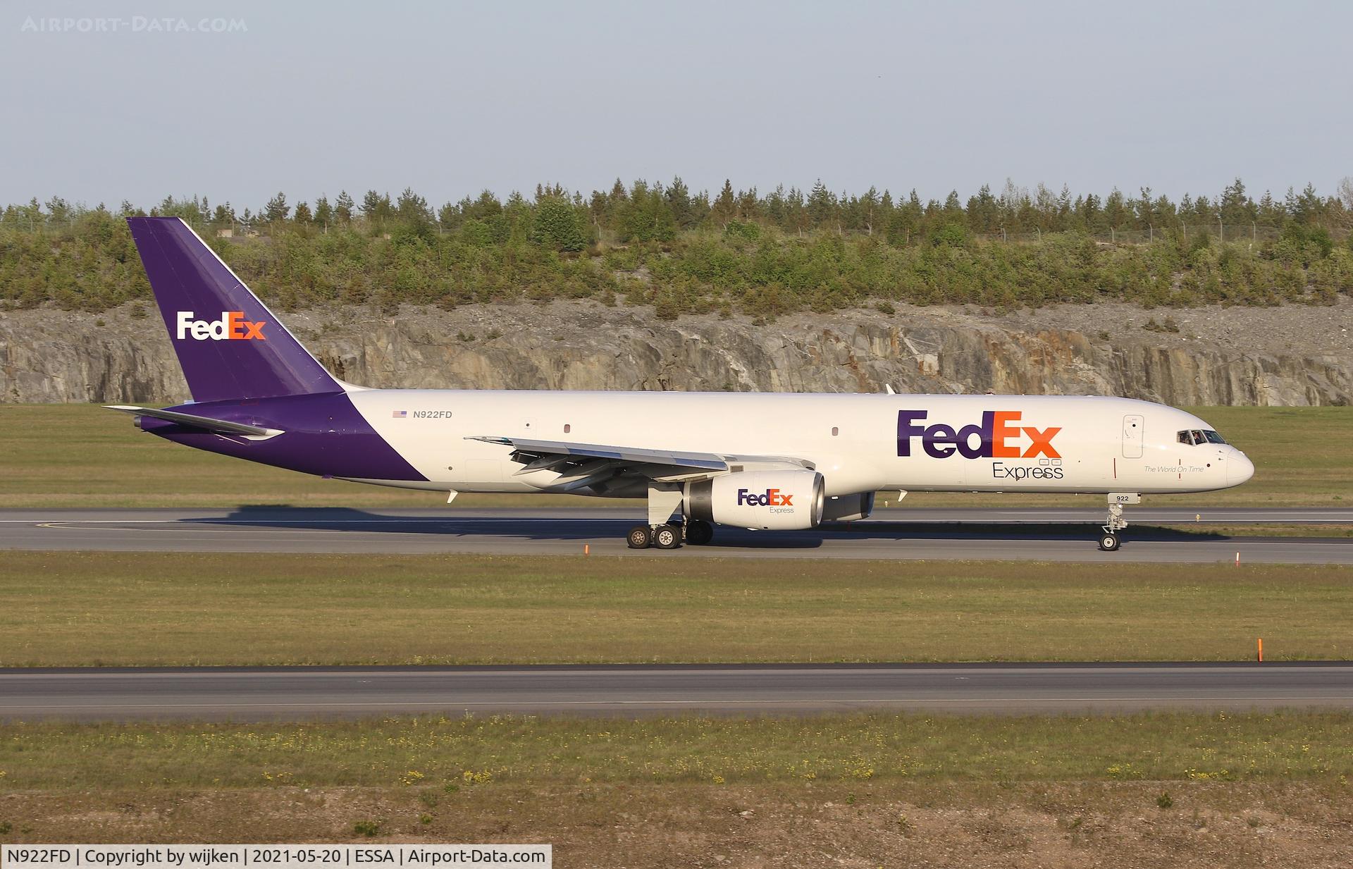 N922FD, 1989 Boeing 757-23A C/N 24293, RWY 19L