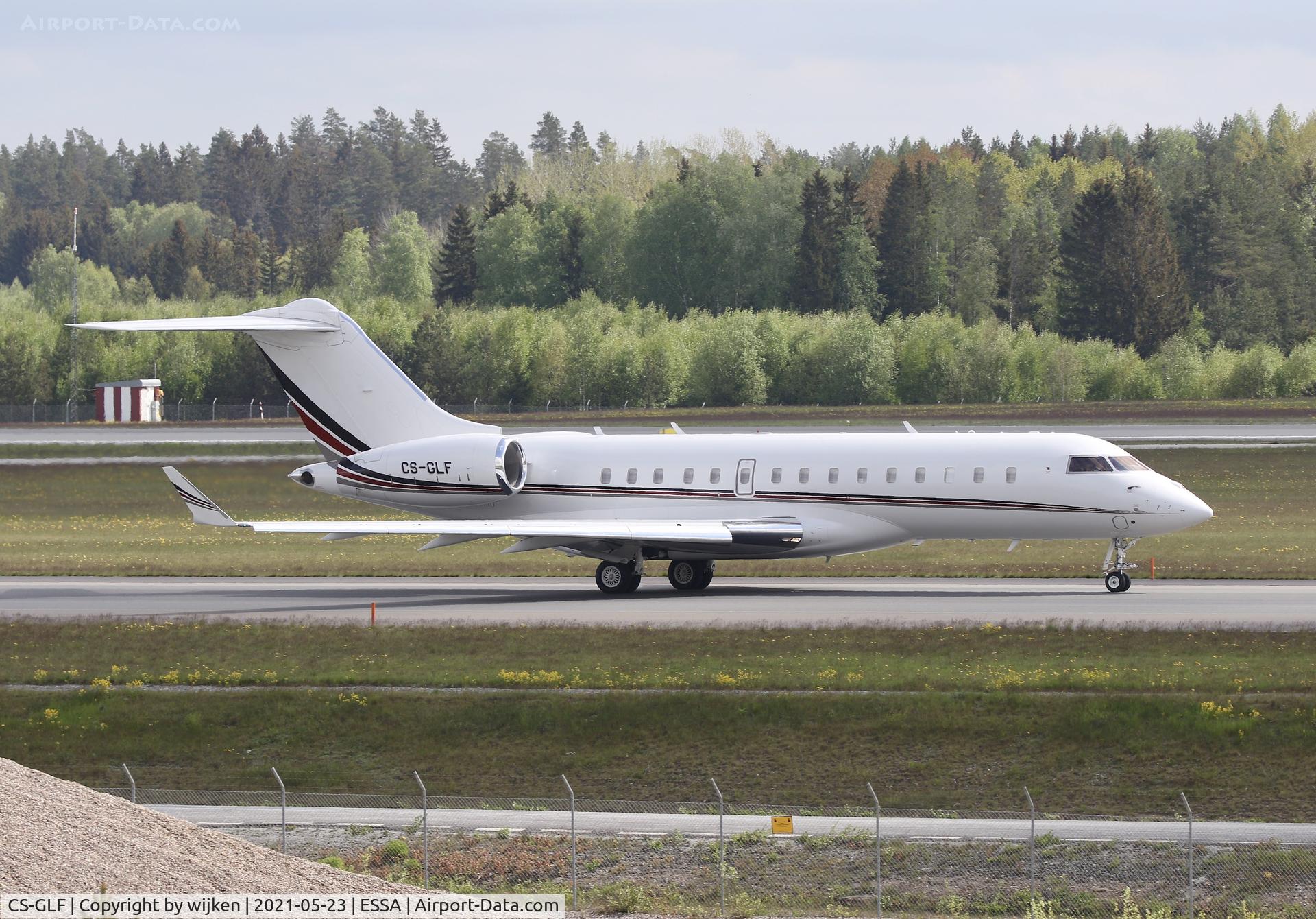 CS-GLF, 2015 Bombardier BD-700-1A10 Global 6000 C/N 9670, Taxiway W