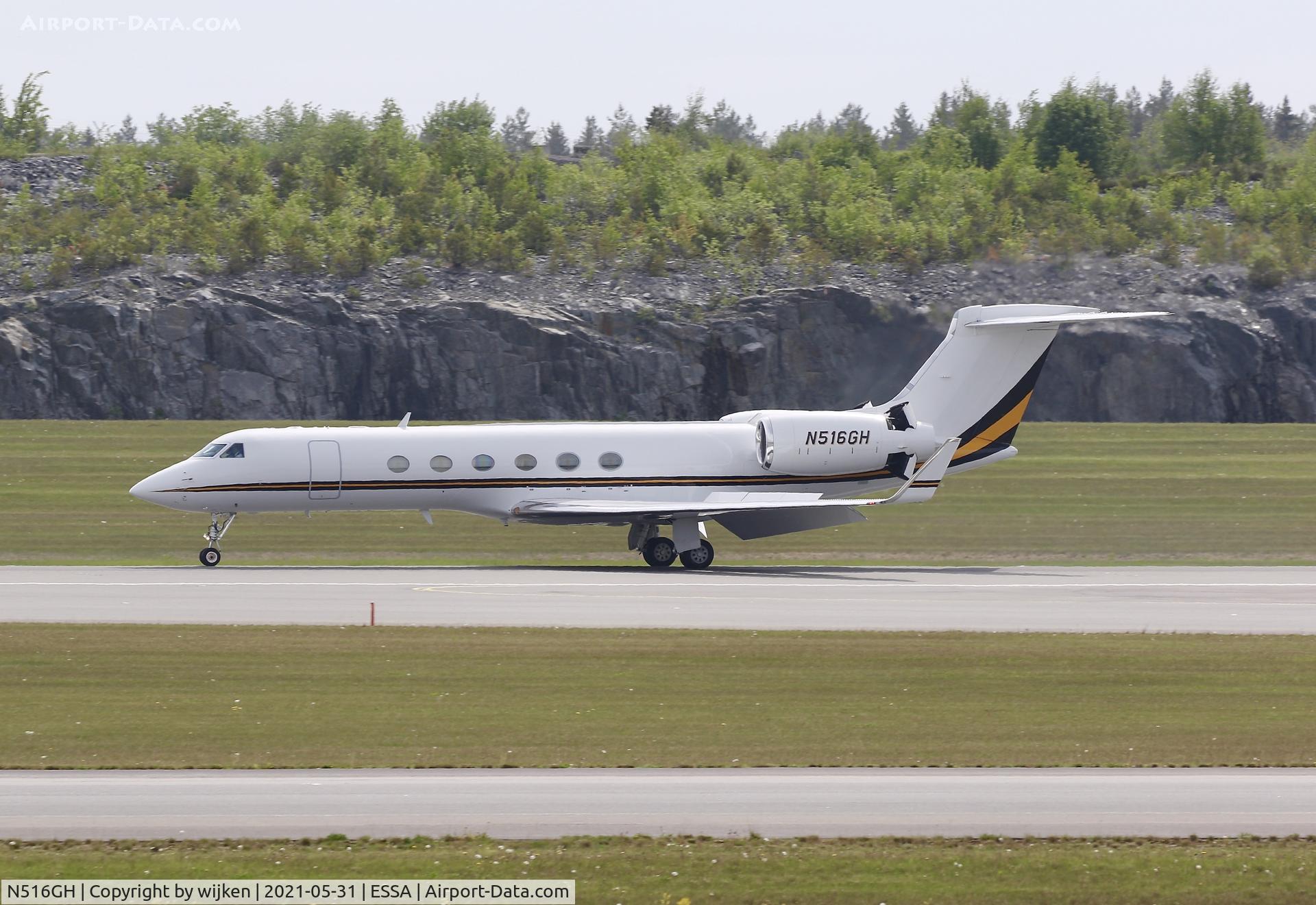 N516GH, 1998 Gulfstream Aerospace G-V C/N 553, RWY 01R