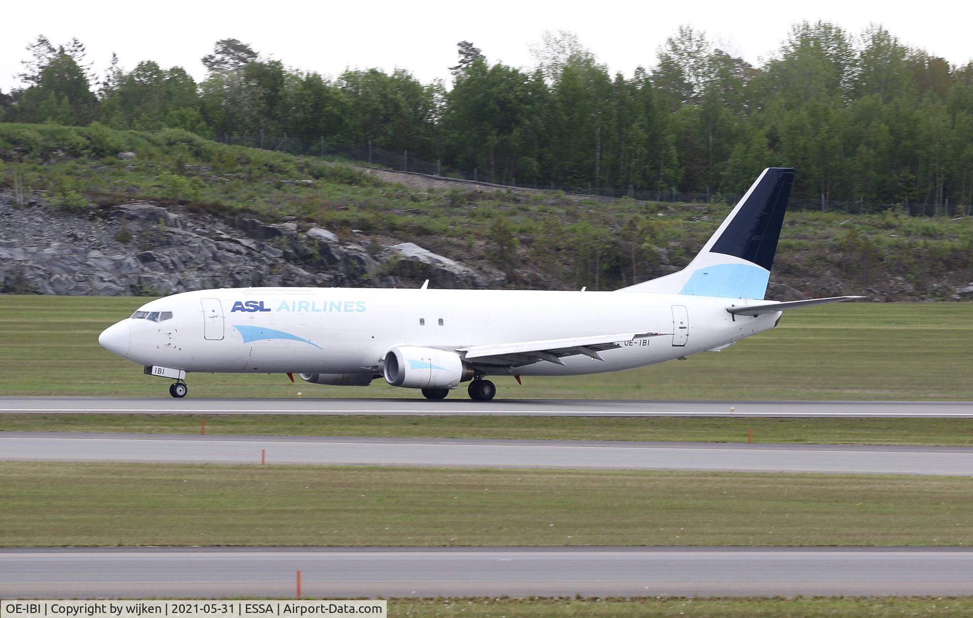 OE-IBI, 1998 Boeing 737-490(F) C/N 28892, RWY 01R