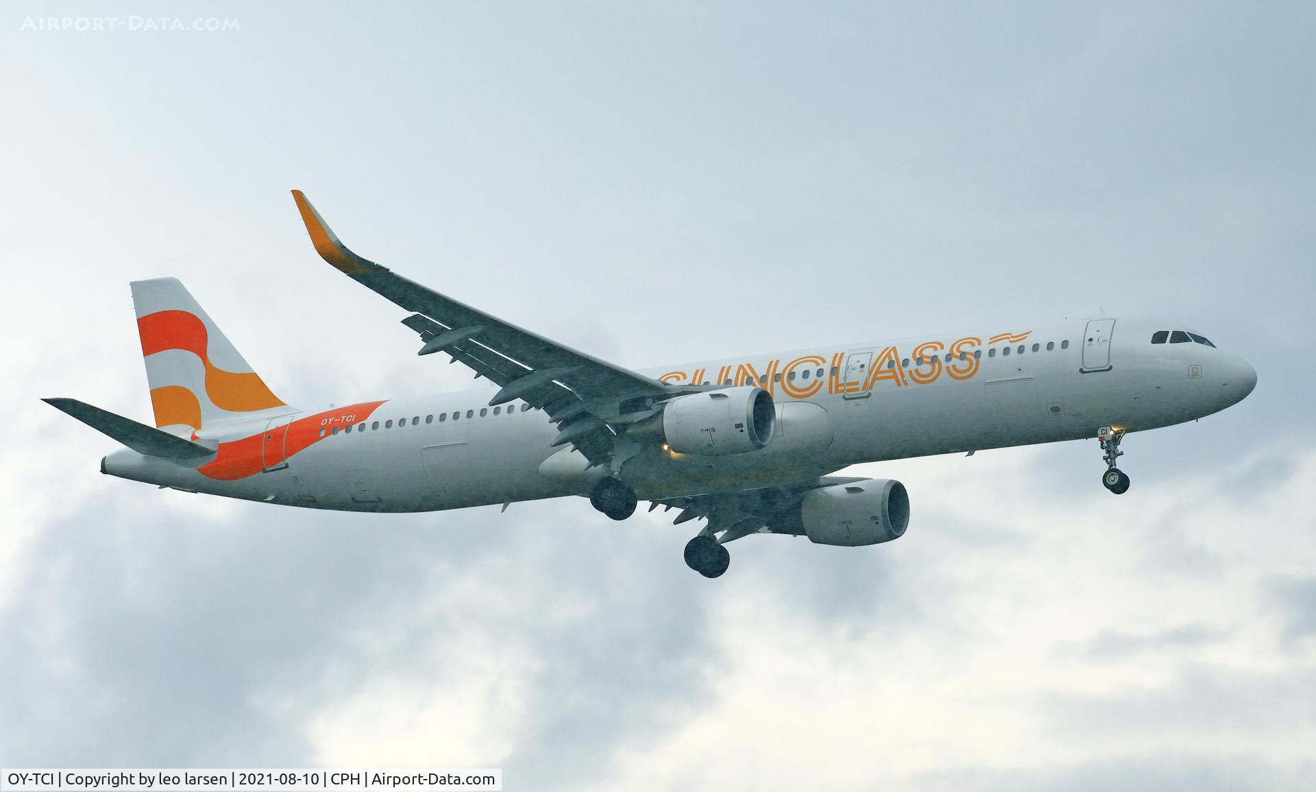 OY-TCI, 2015 Airbus A321-211 C/N 6468, Copenhagen 10.8.2021 on final to R-12