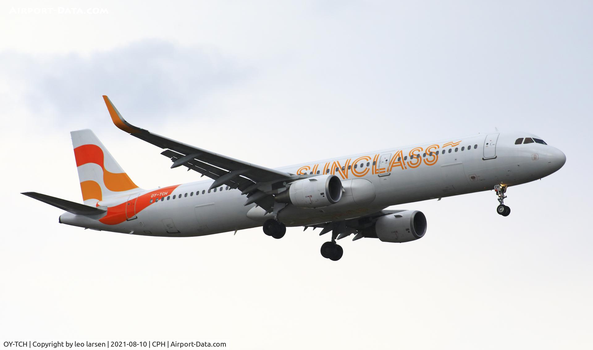OY-TCH, 2015 Airbus A321-211 C/N 6438, Copenhagen 10.8.2021 on final to R-12