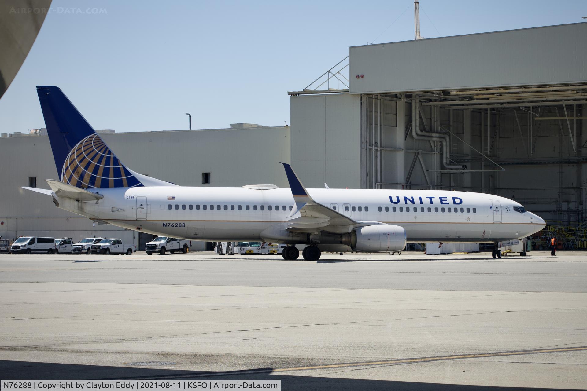 N76288, 2004 Boeing 737-824 C/N 33451, SFO 2021.