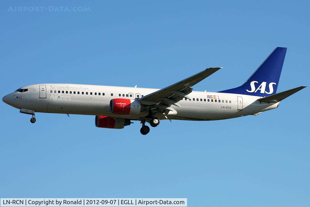 LN-RCN, 2000 Boeing 737-883 C/N 28318, at lhr
